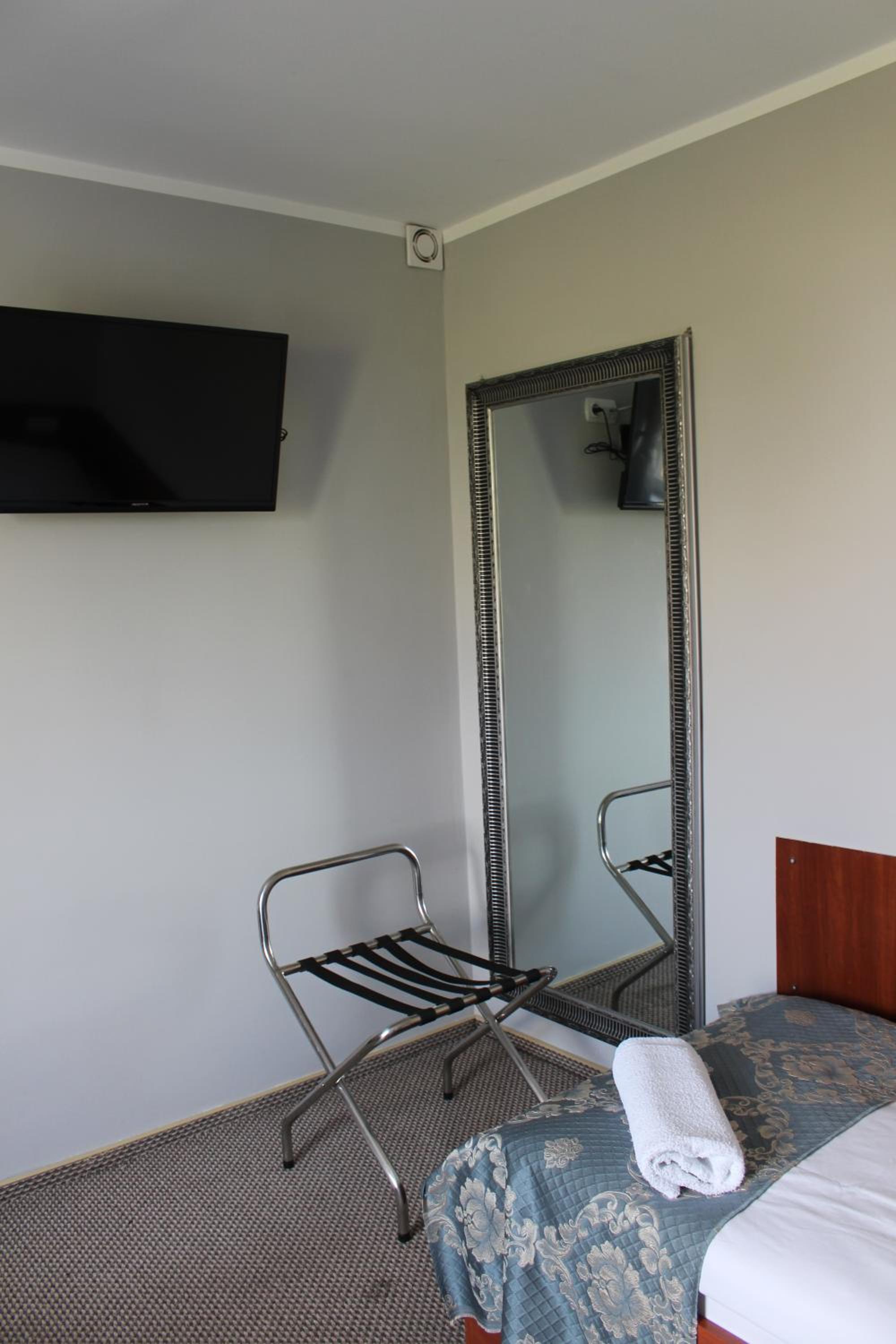 Twin Room - Photo 2