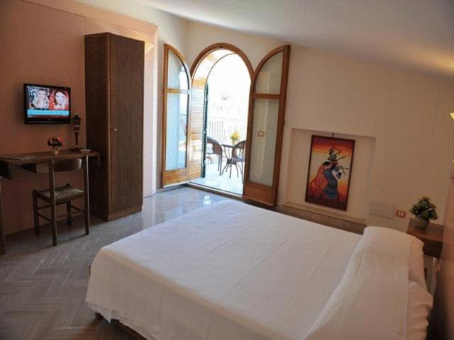 One-Bedroom Apartment with Sea View - Photo 9