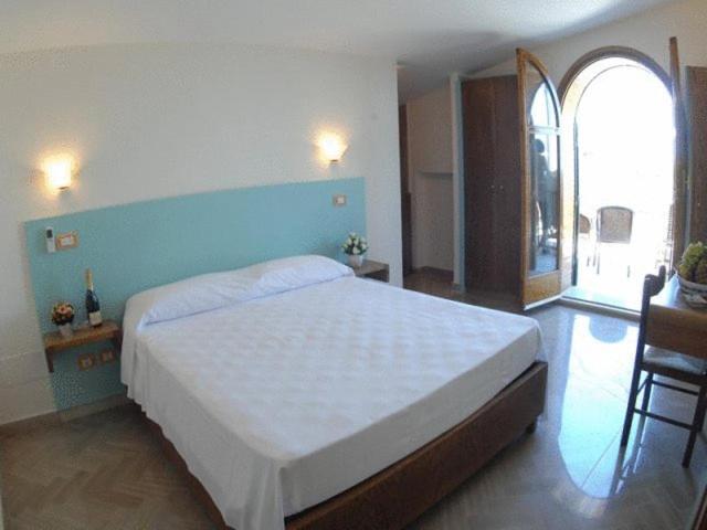 One-Bedroom Apartment with Sea View - Photo 5