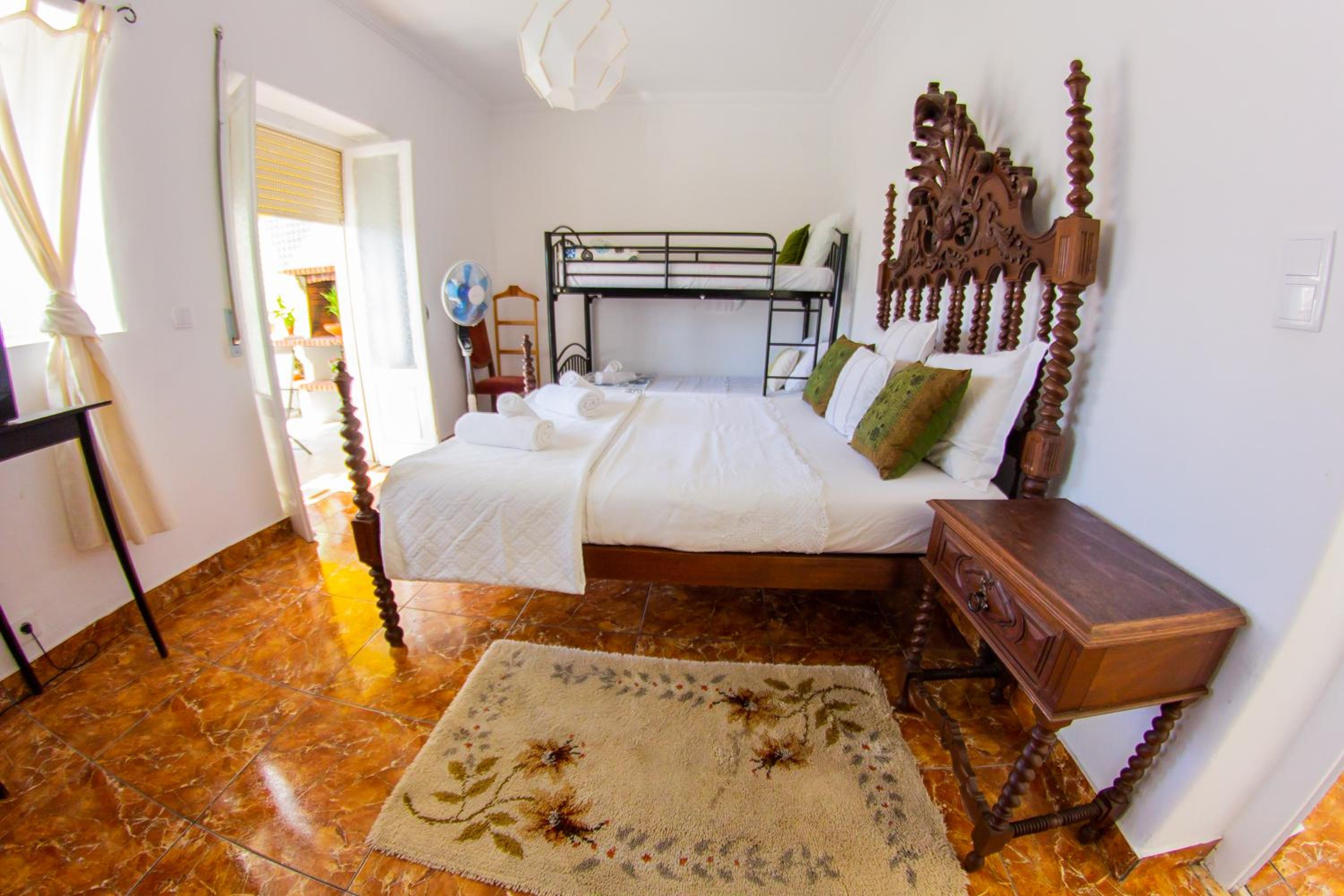 Quadruple Room with Private Bathroom - Photo 2
