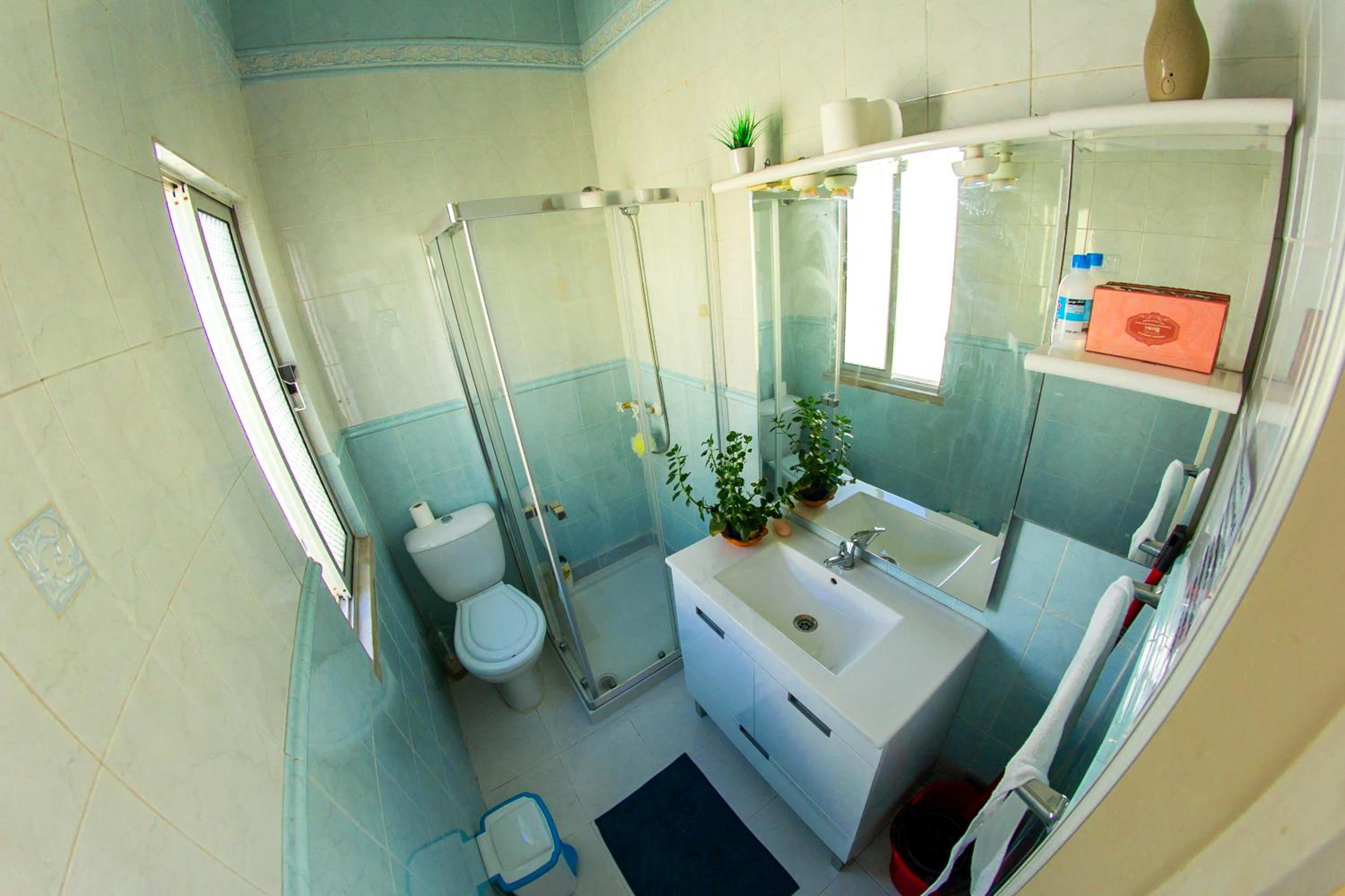 Quadruple Room with Private Bathroom - Photo 3
