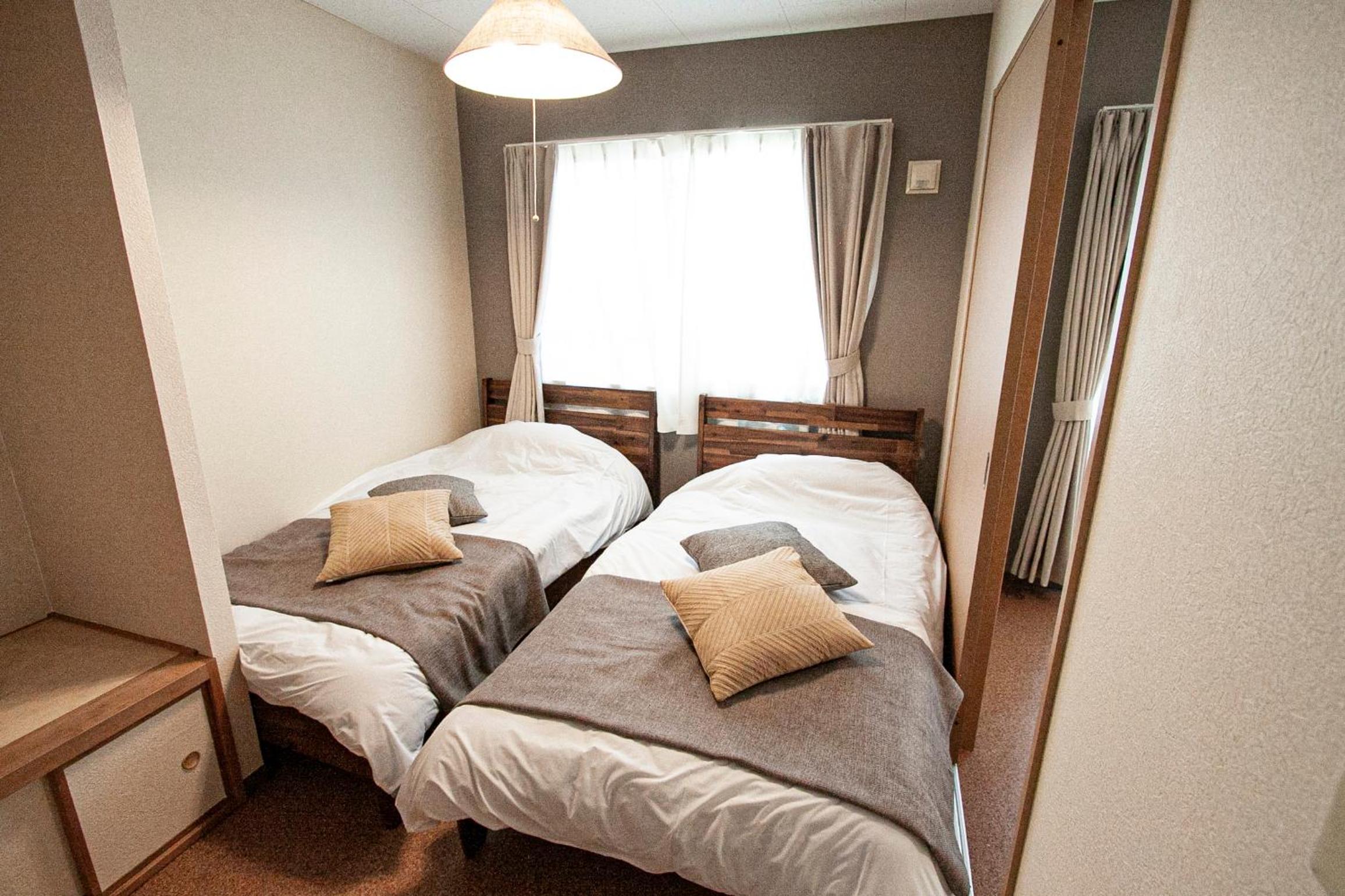 Family Room with Bathroom Room 305 - Photo 5