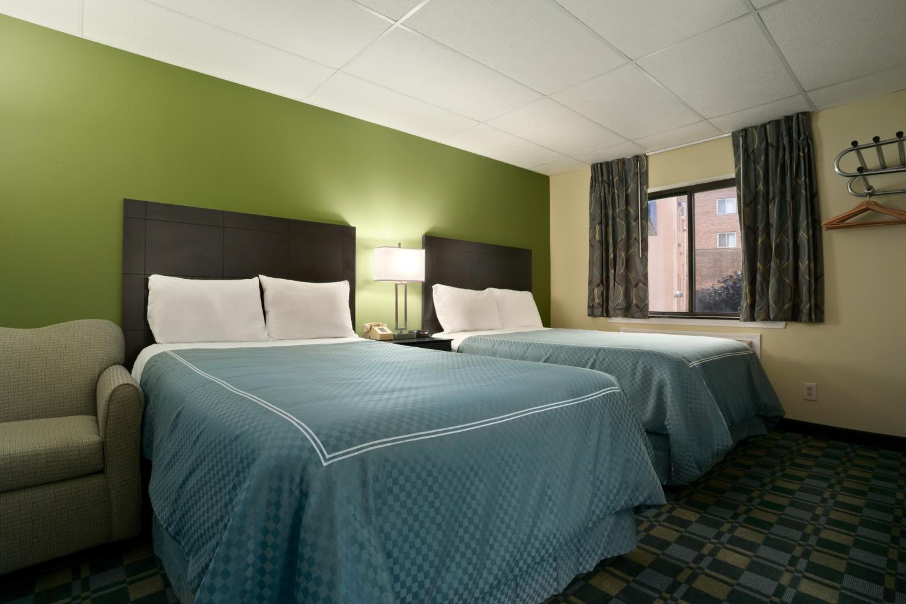 Double Room with Two Double Beds - Non-Smoking - Photo 2