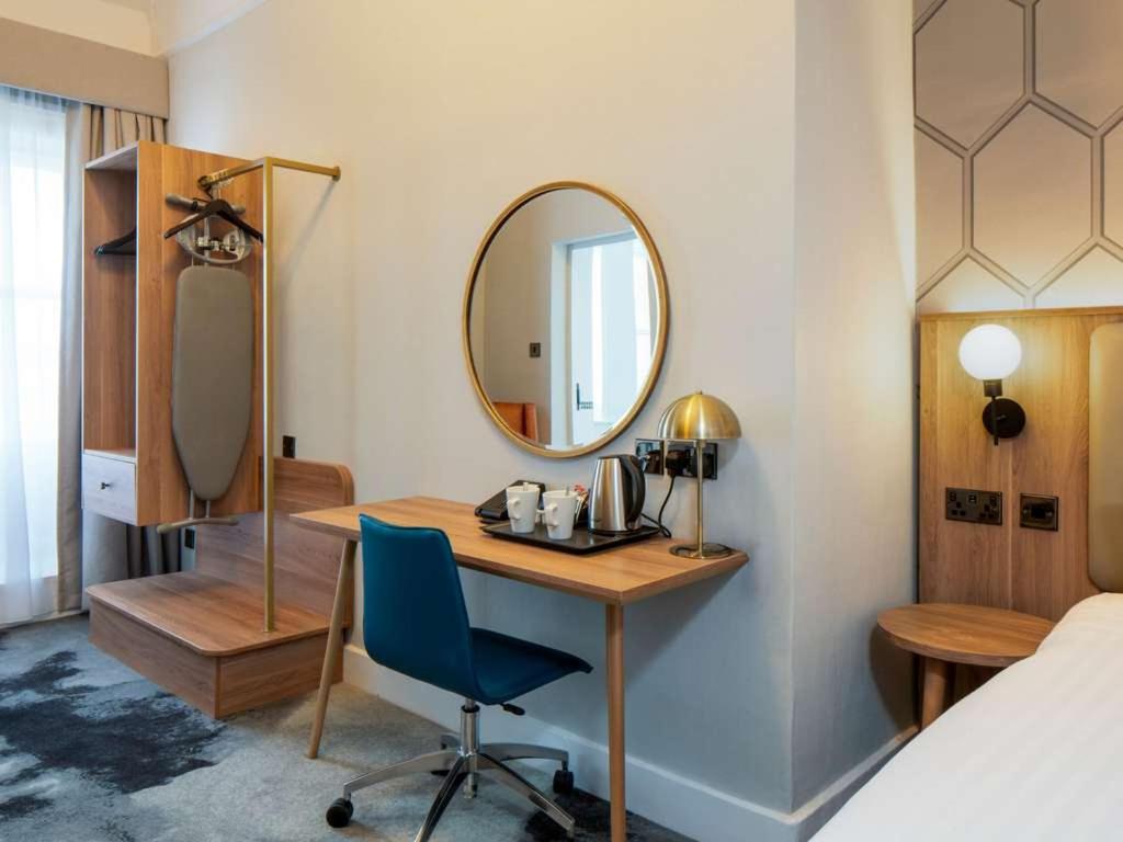 Classic Twin Room with Two Twin Beds - Queens Wing
