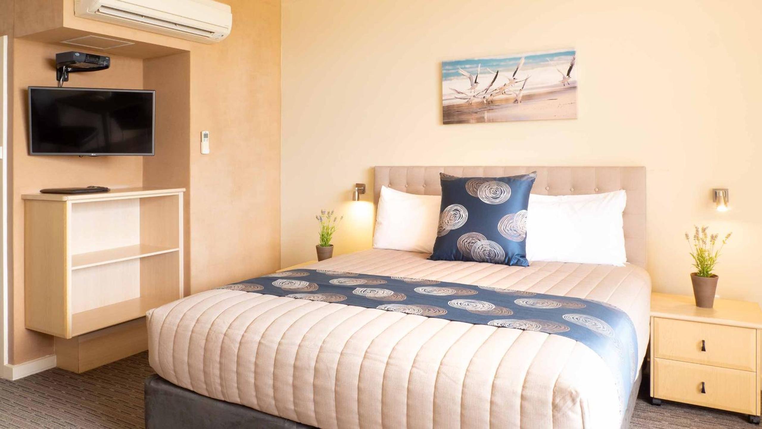 Seafront King Room - Photo 9