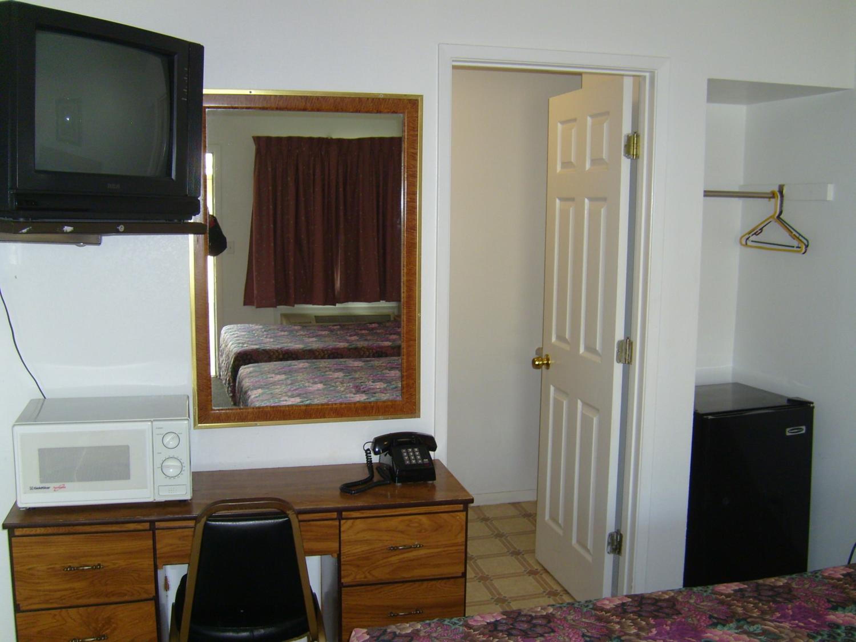 Queen Room with Two Queen Beds - Non-Smoking photo 3