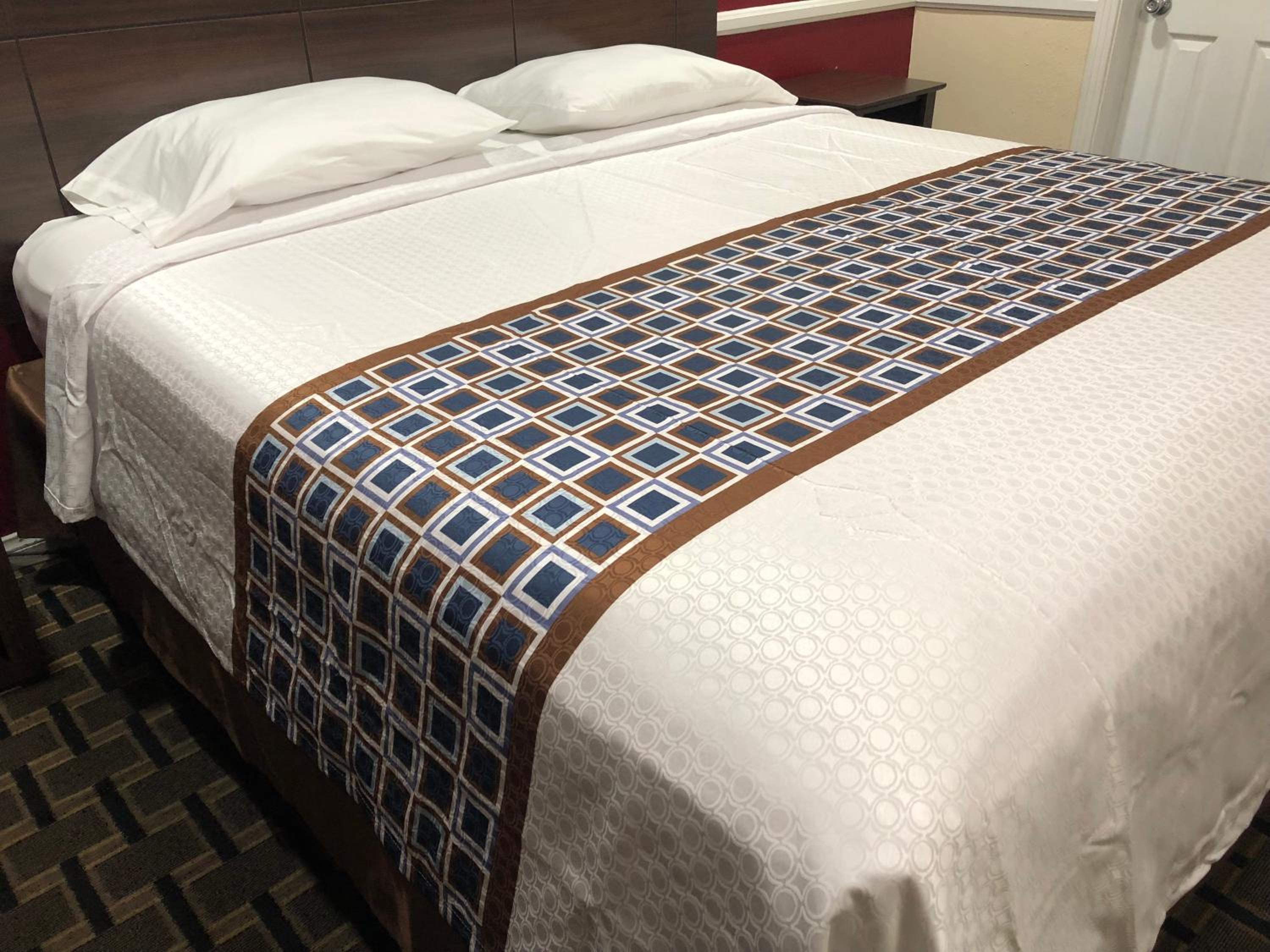 Standard King Room - Photo 12
