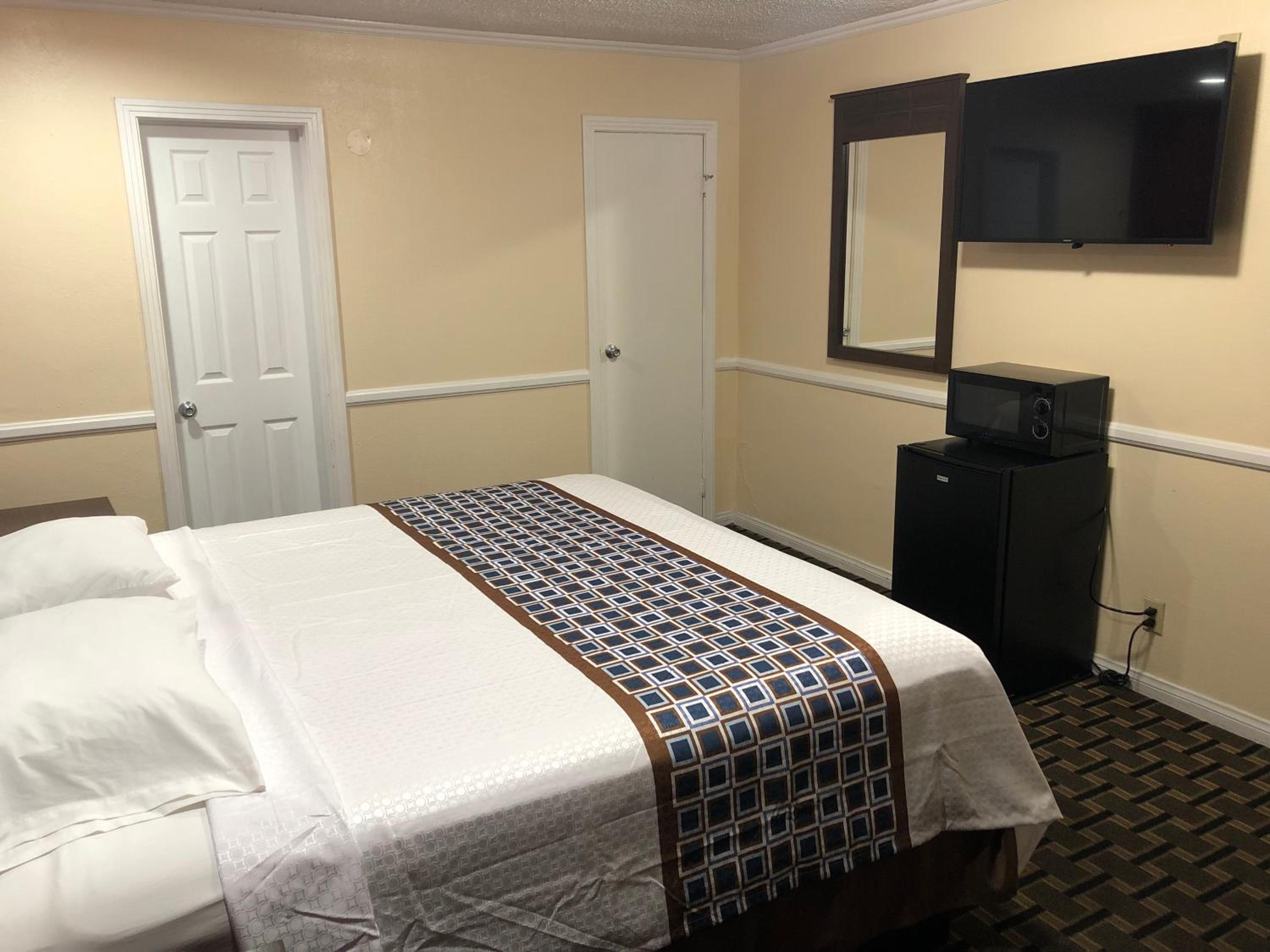 Standard King Room - Photo 11