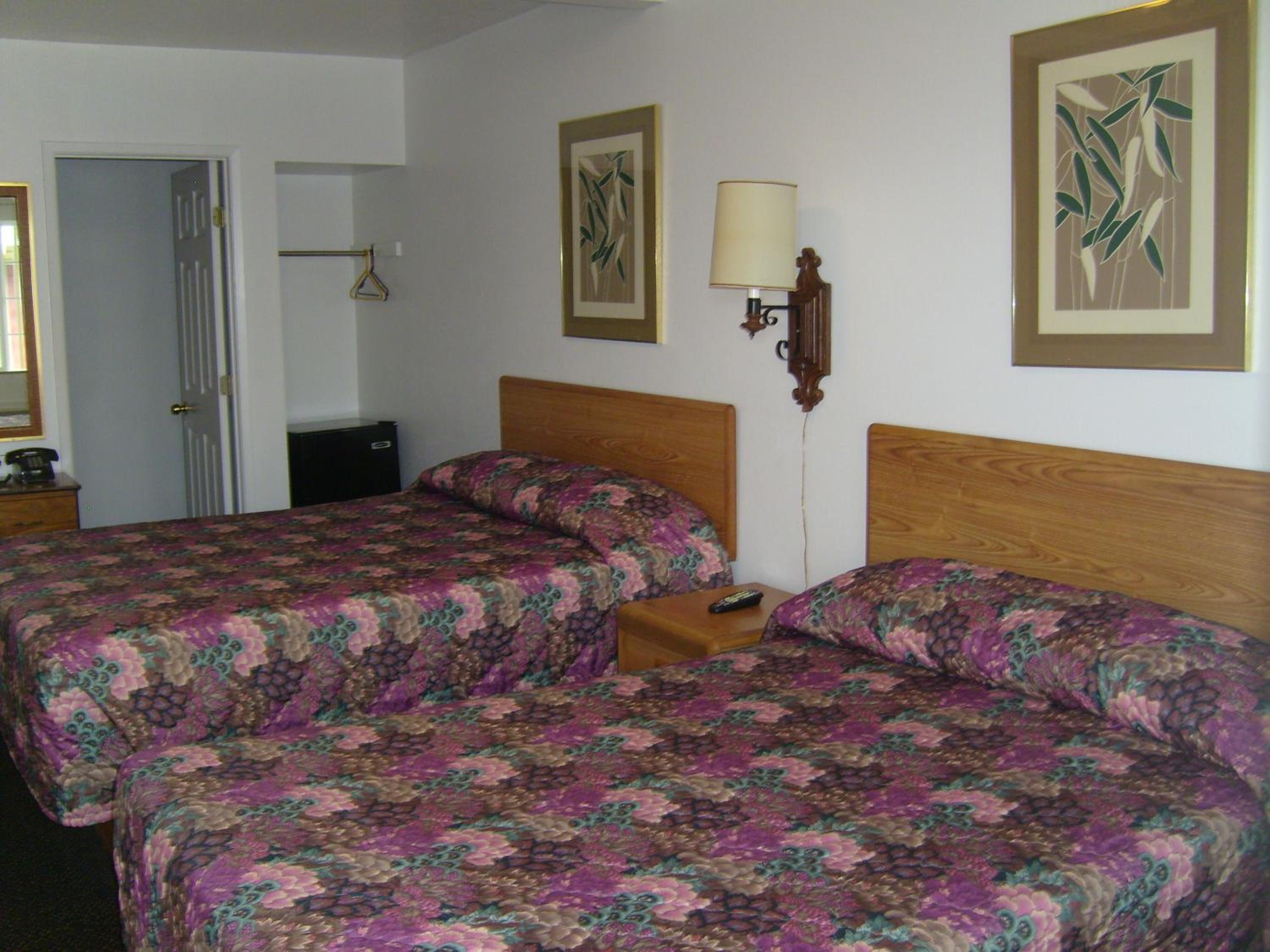Queen Room with Two Queen Beds - Non-Smoking photo 1