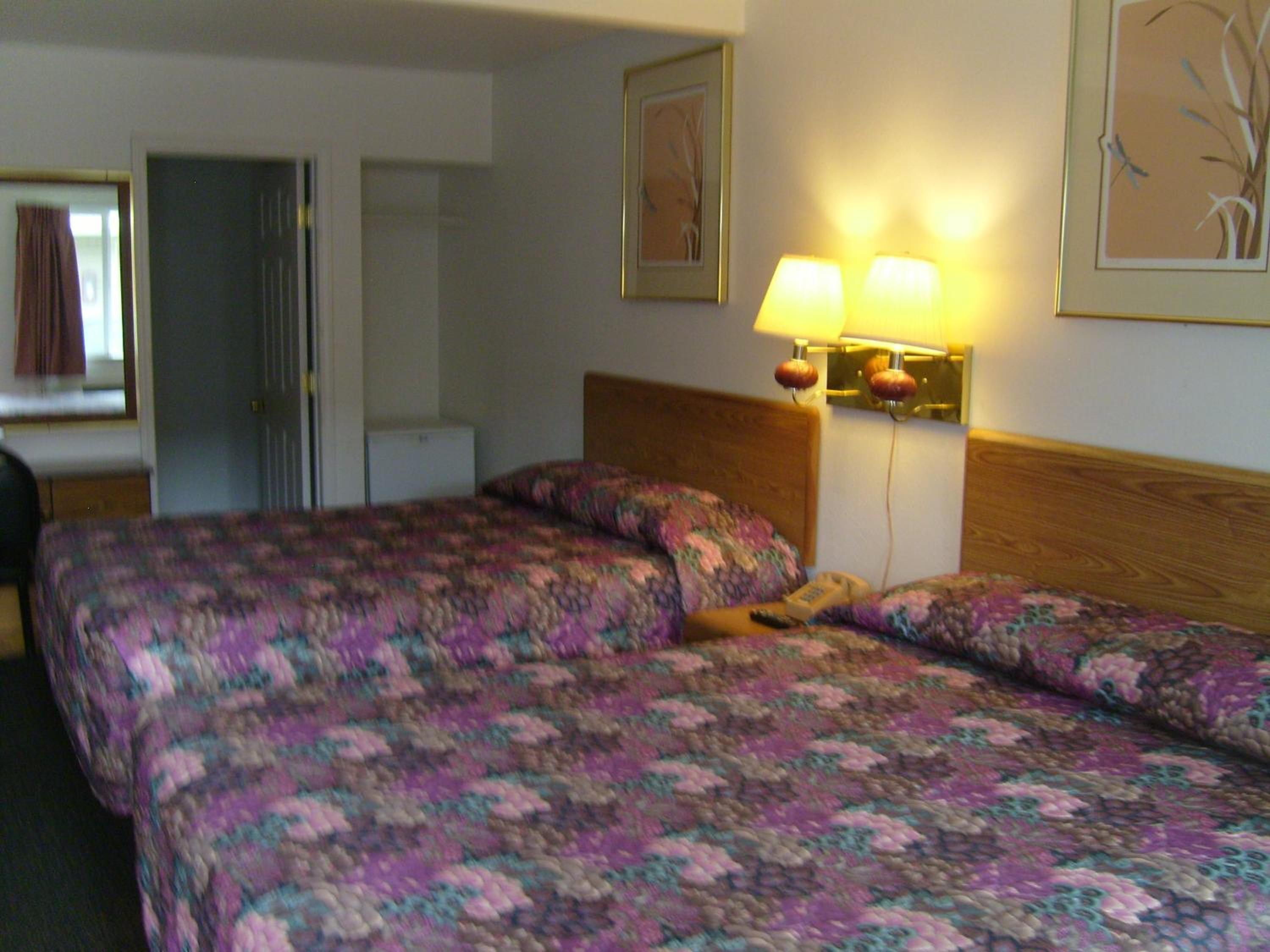 Queen Room with Two Queen Beds - Non-Smoking photo 2