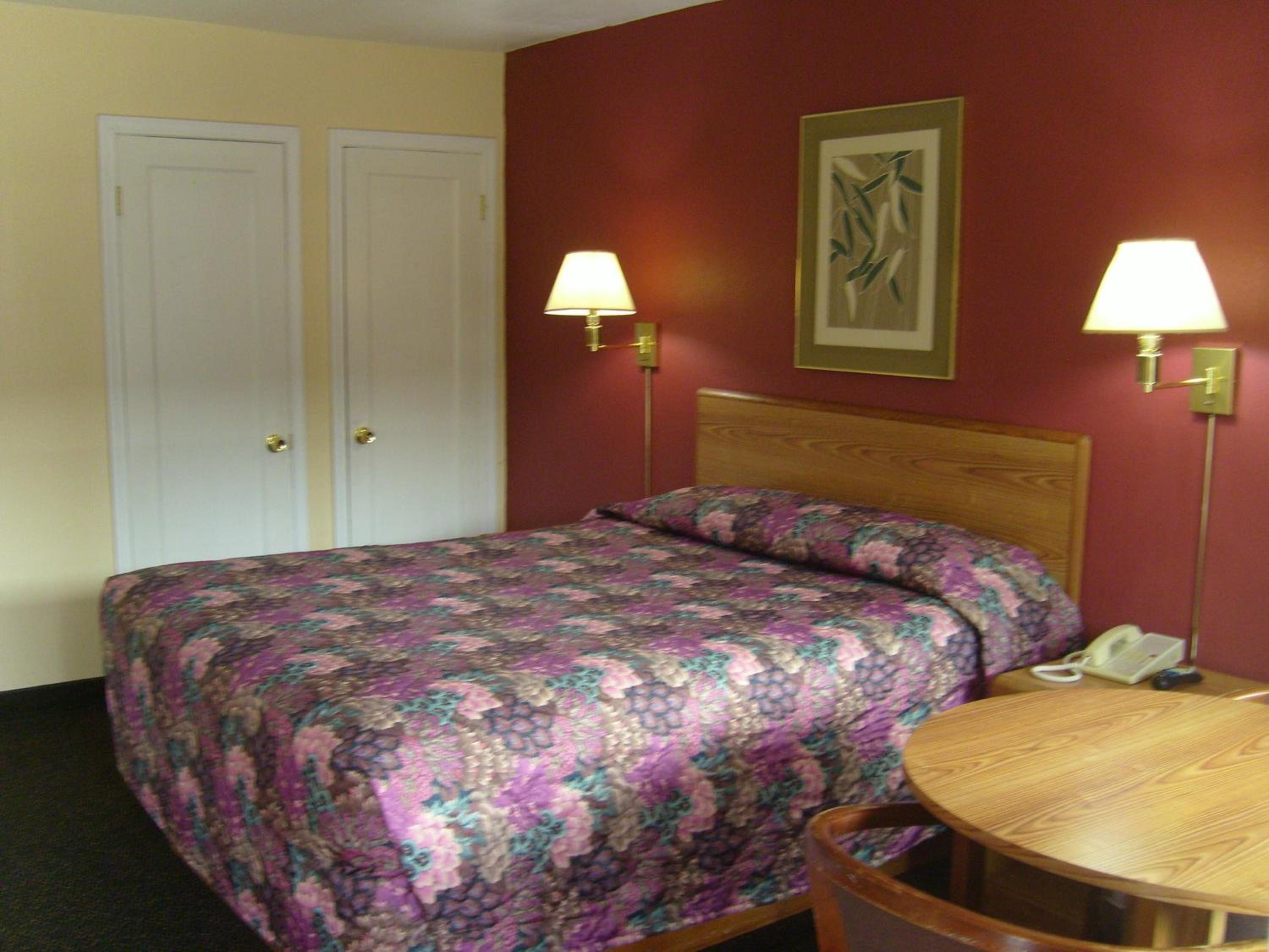 Queen Room - Non-Smoking photo 1