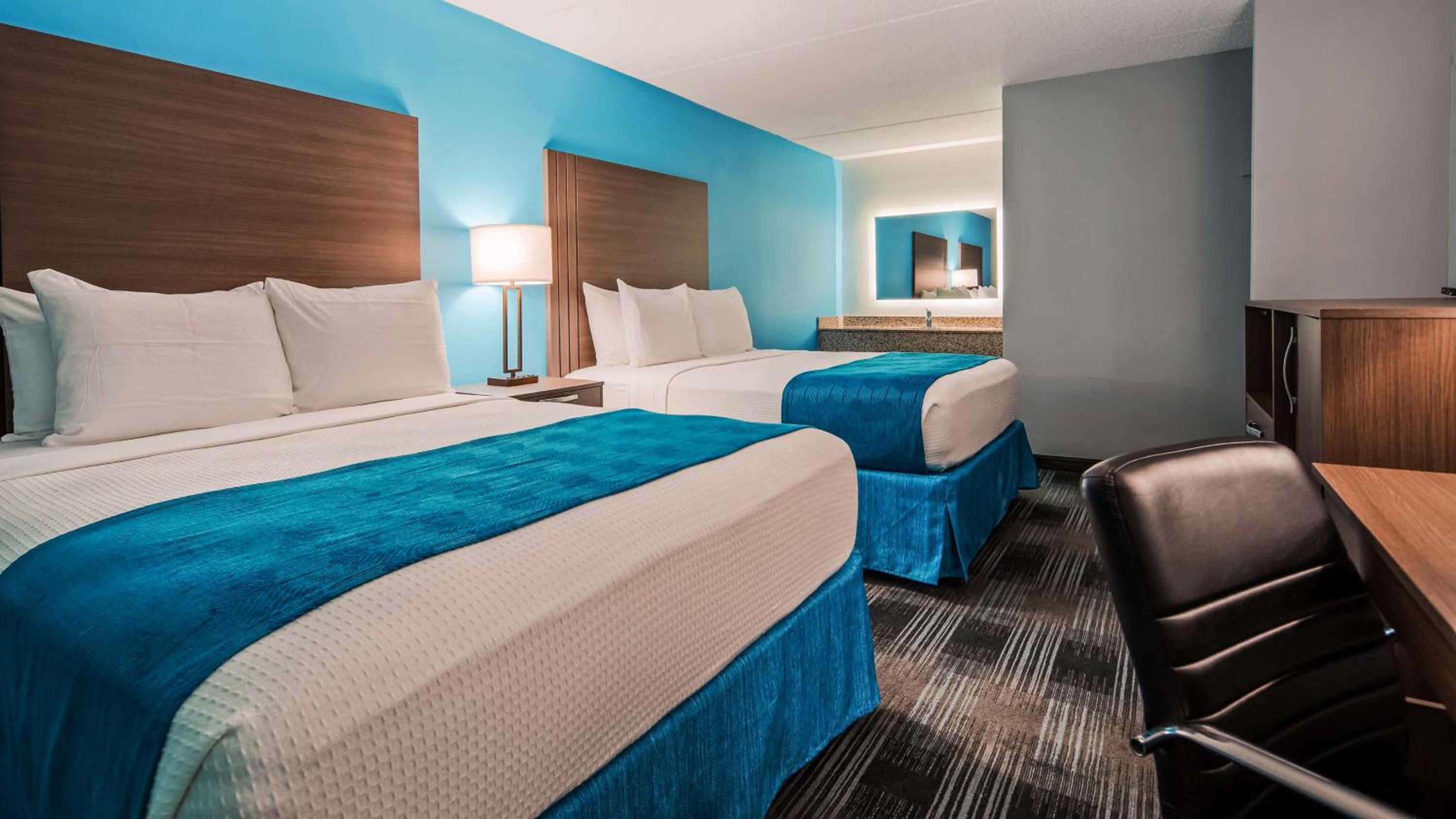 Queen Room with Two Queen Beds with Mobility Accessible Tub - Photo 2