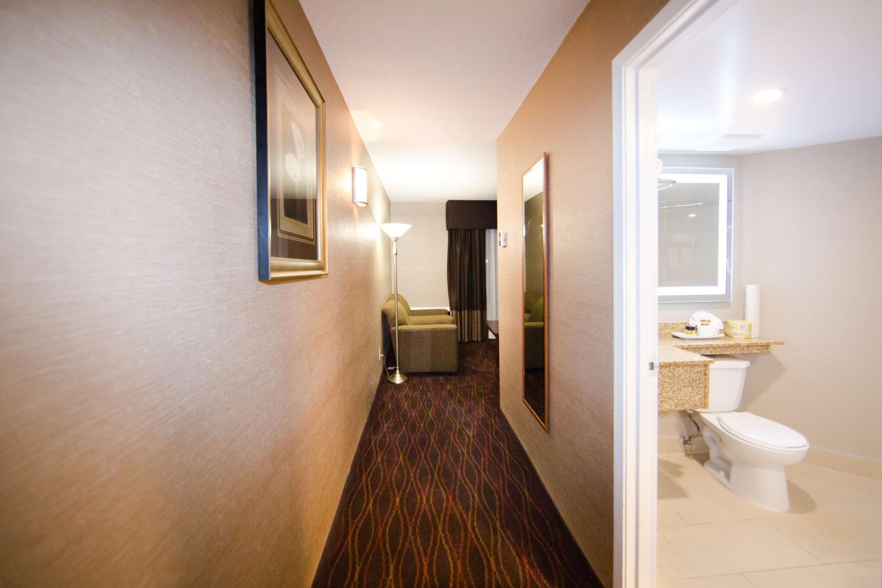Queen Suite With Pool View photo 3