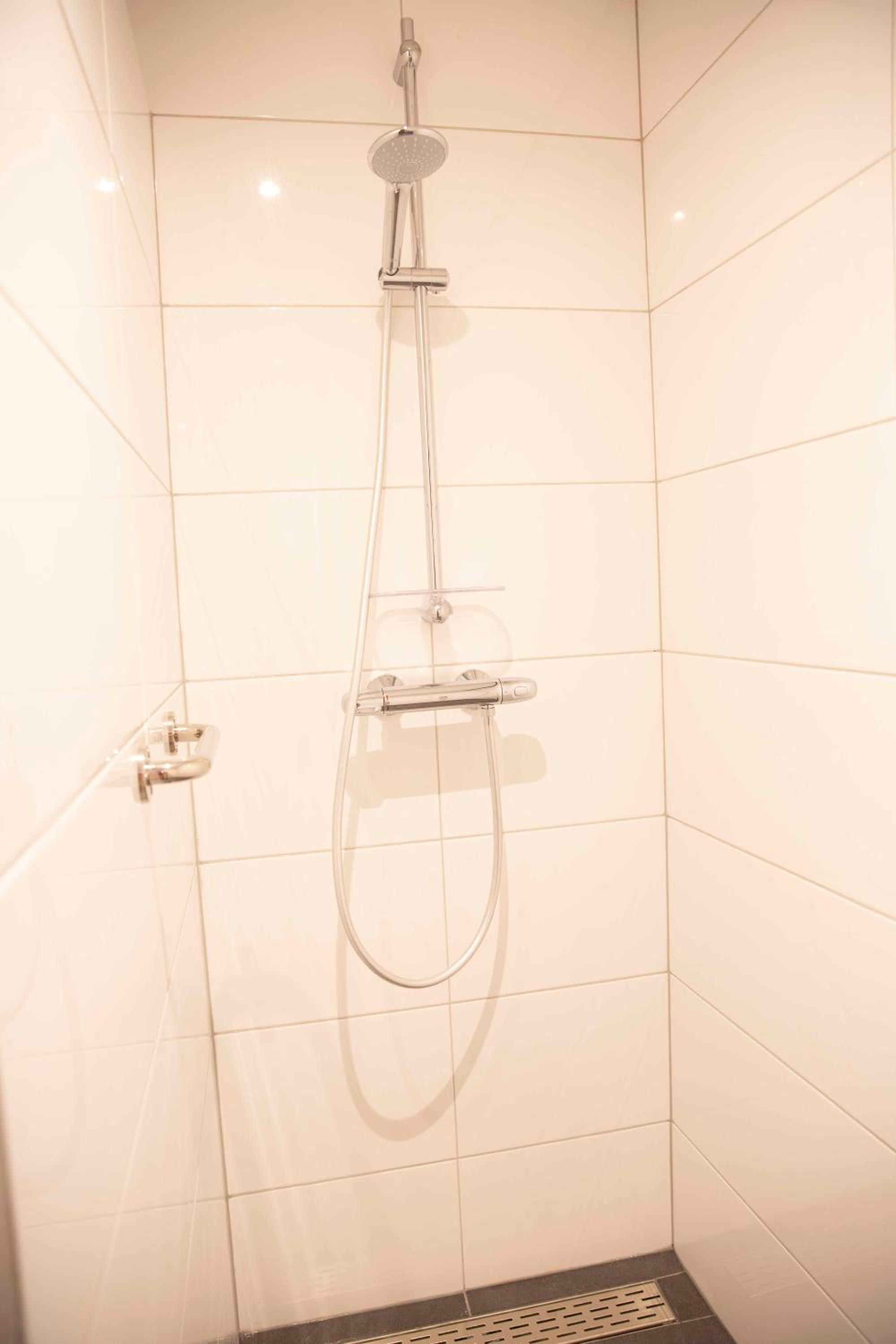 Twin Room with Private Bathroom photo 3