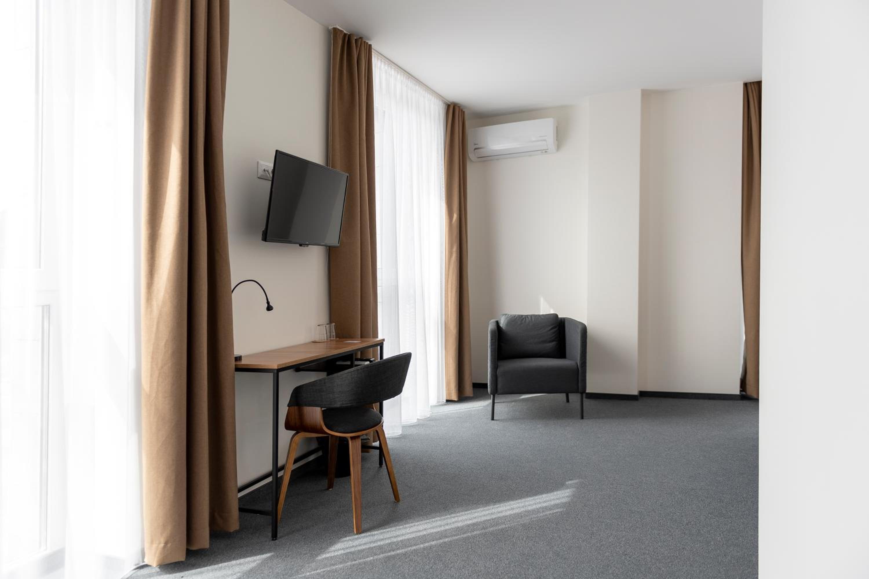 Deluxe Room - Photo 5