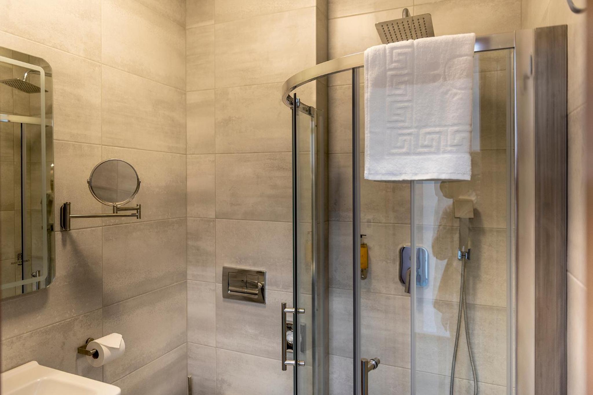 Double or Twin Room with Shower - Photo 4