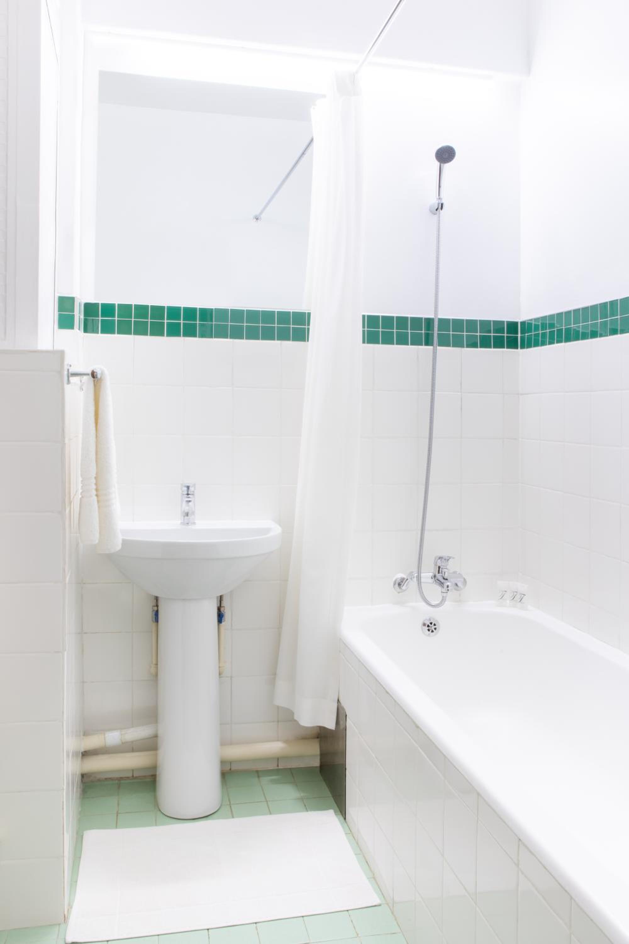 Single Room with Private Bathroom photo 2