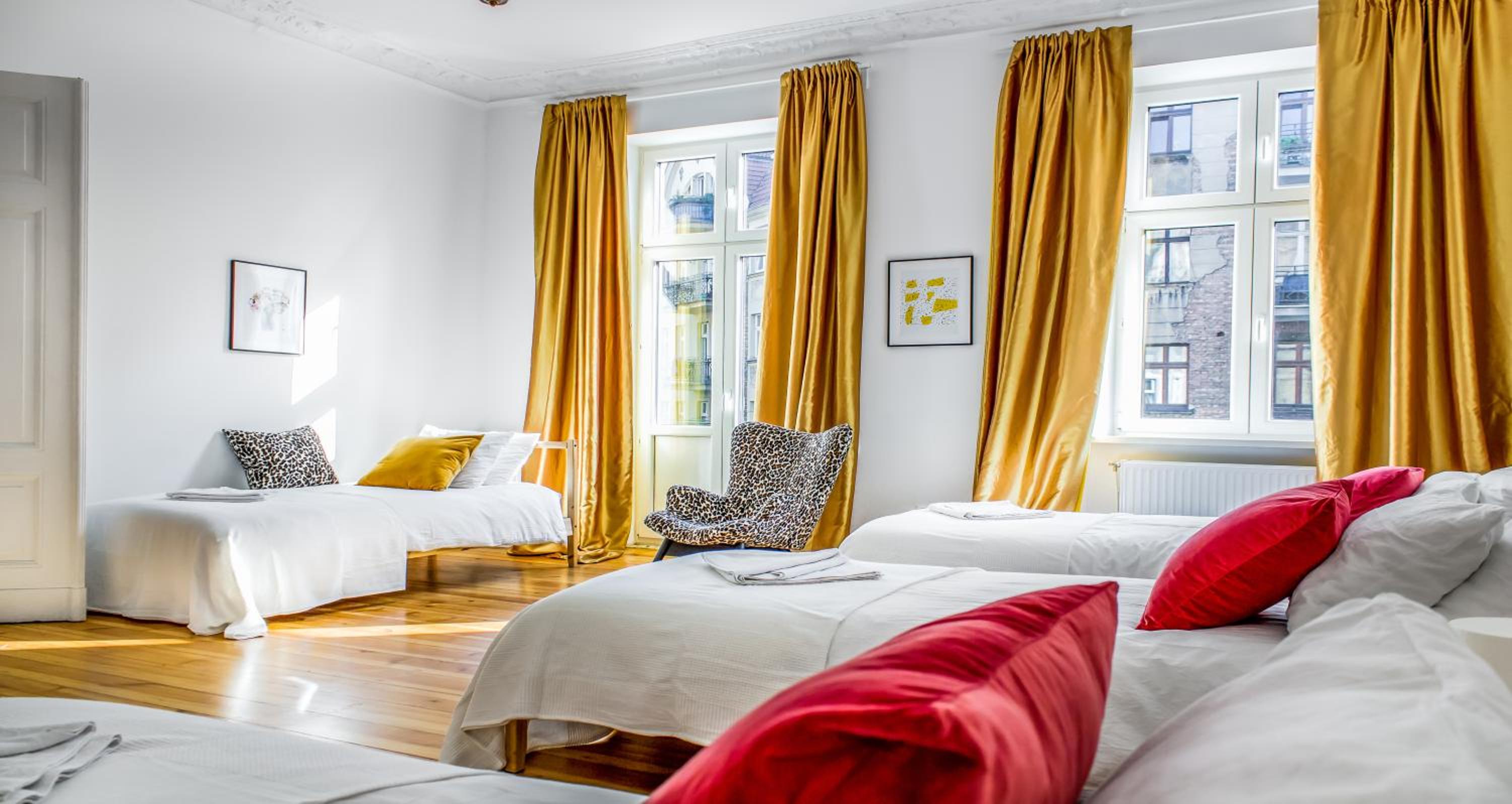 Glam Four-Bedroom Apartment with 2 Bathrooms  and Living Room  - Photo 26