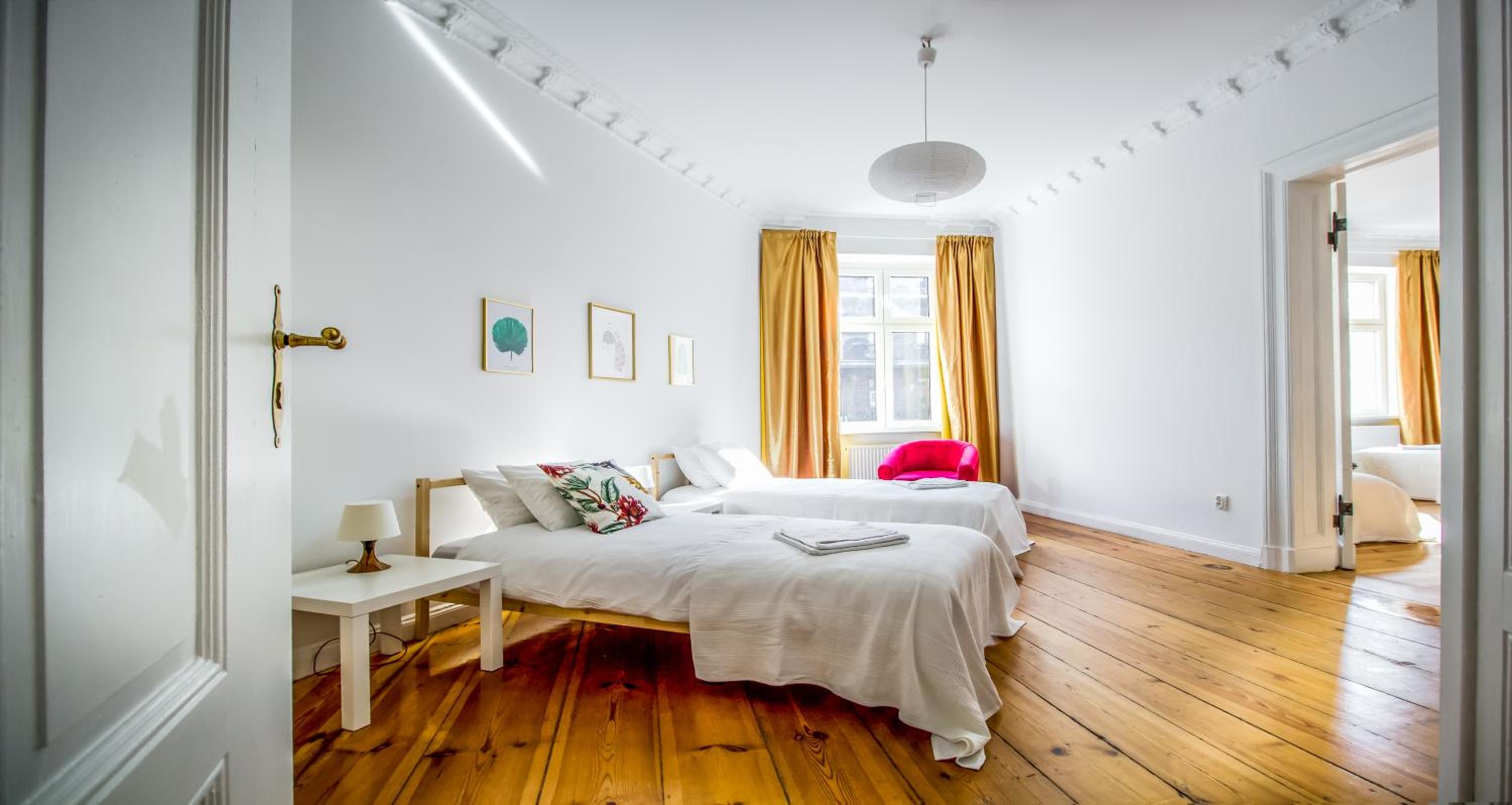 Glam Four-Bedroom Apartment with 2 Bathrooms  and Living Room  - Photo 11