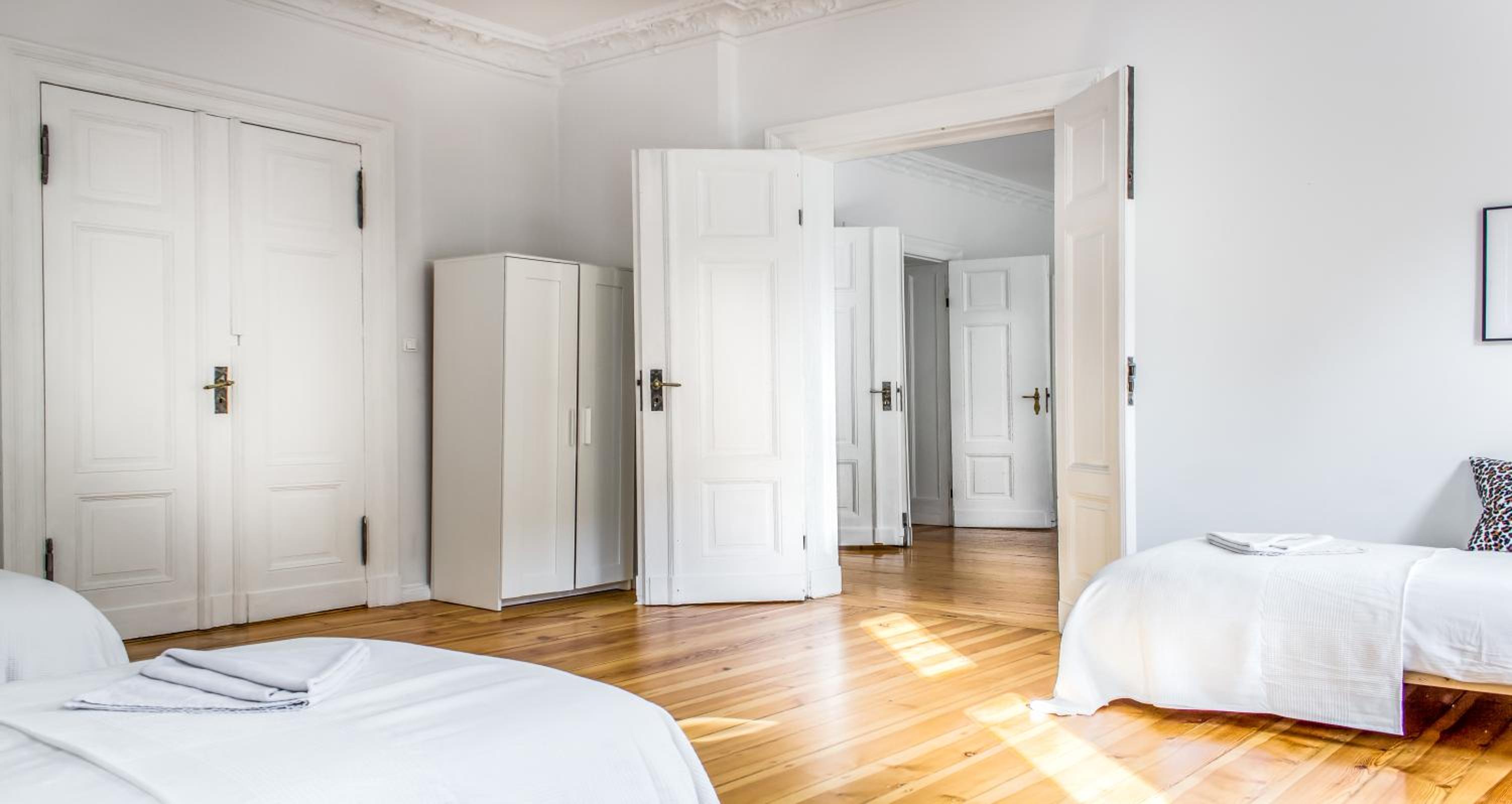 Glam Four-Bedroom Apartment with 2 Bathrooms  and Living Room  - Photo 16