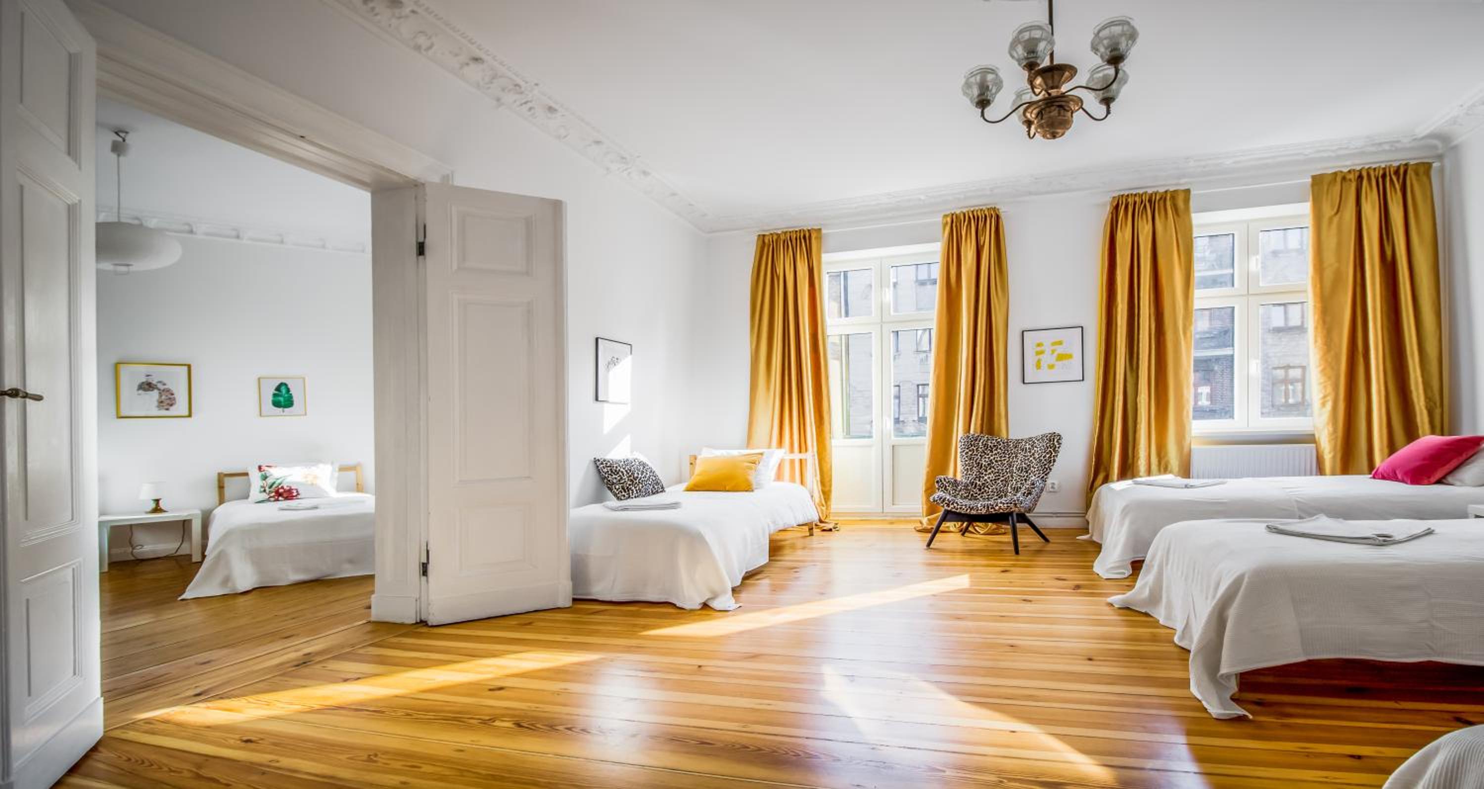 Glam Four-Bedroom Apartment with 2 Bathrooms  and Living Room  - Photo 1