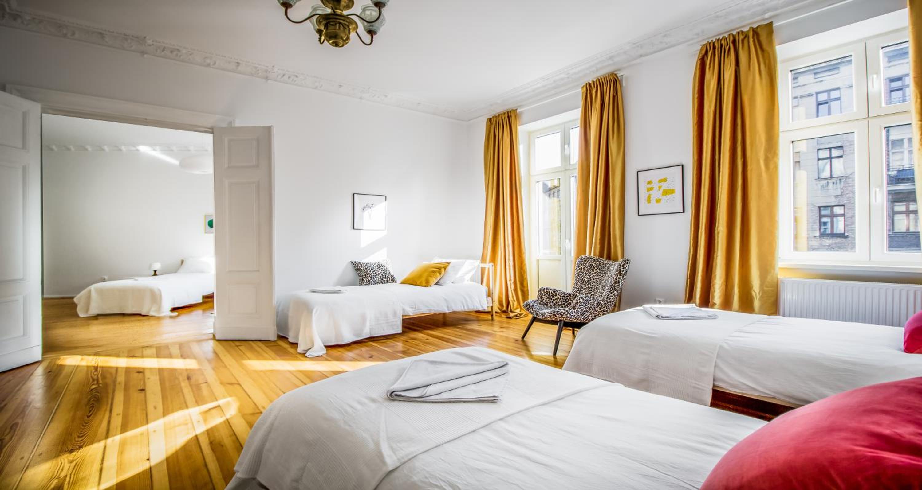 Glam Four-Bedroom Apartment with 2 Bathrooms  and Living Room  - Photo 6