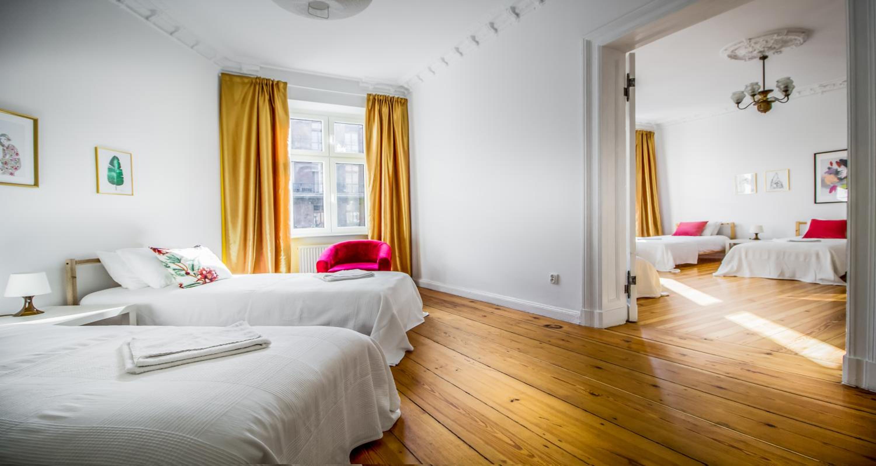 Glam Four-Bedroom Apartment with 2 Bathrooms  and Living Room  - Photo 24
