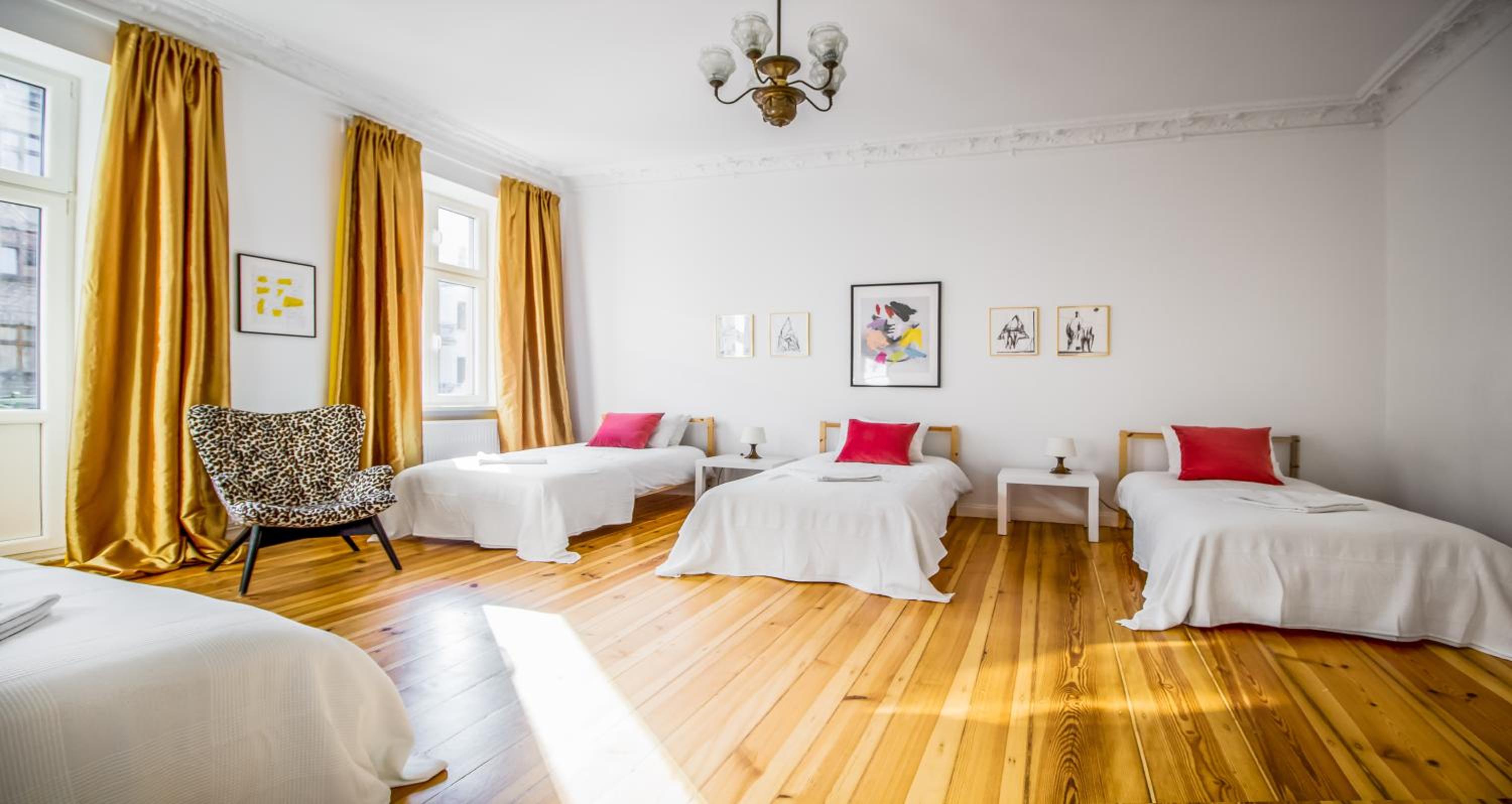 Glam Four-Bedroom Apartment with 2 Bathrooms  and Living Room  - Photo 25