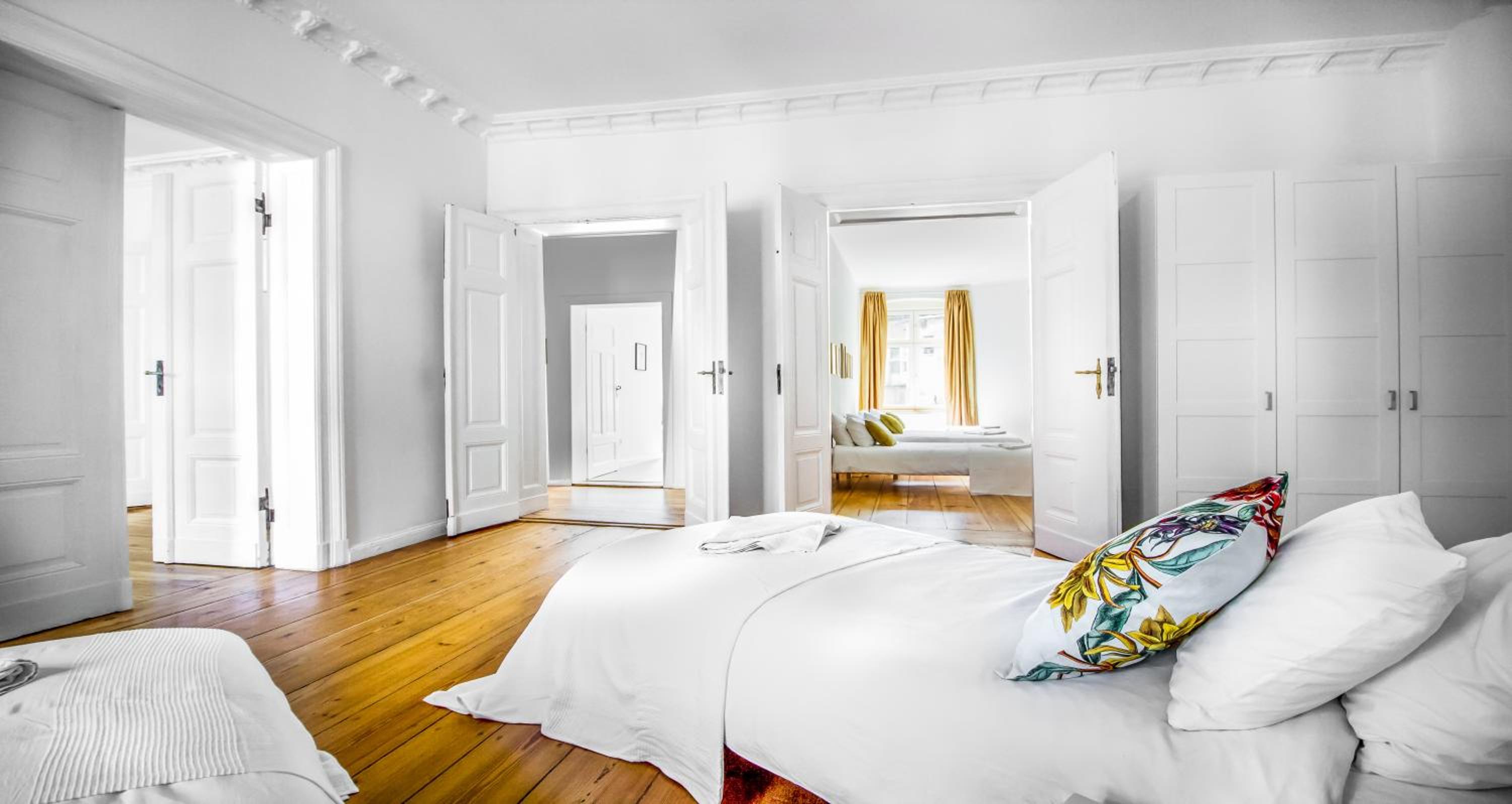 Glam Four-Bedroom Apartment with 2 Bathrooms  and Living Room  - Photo 29