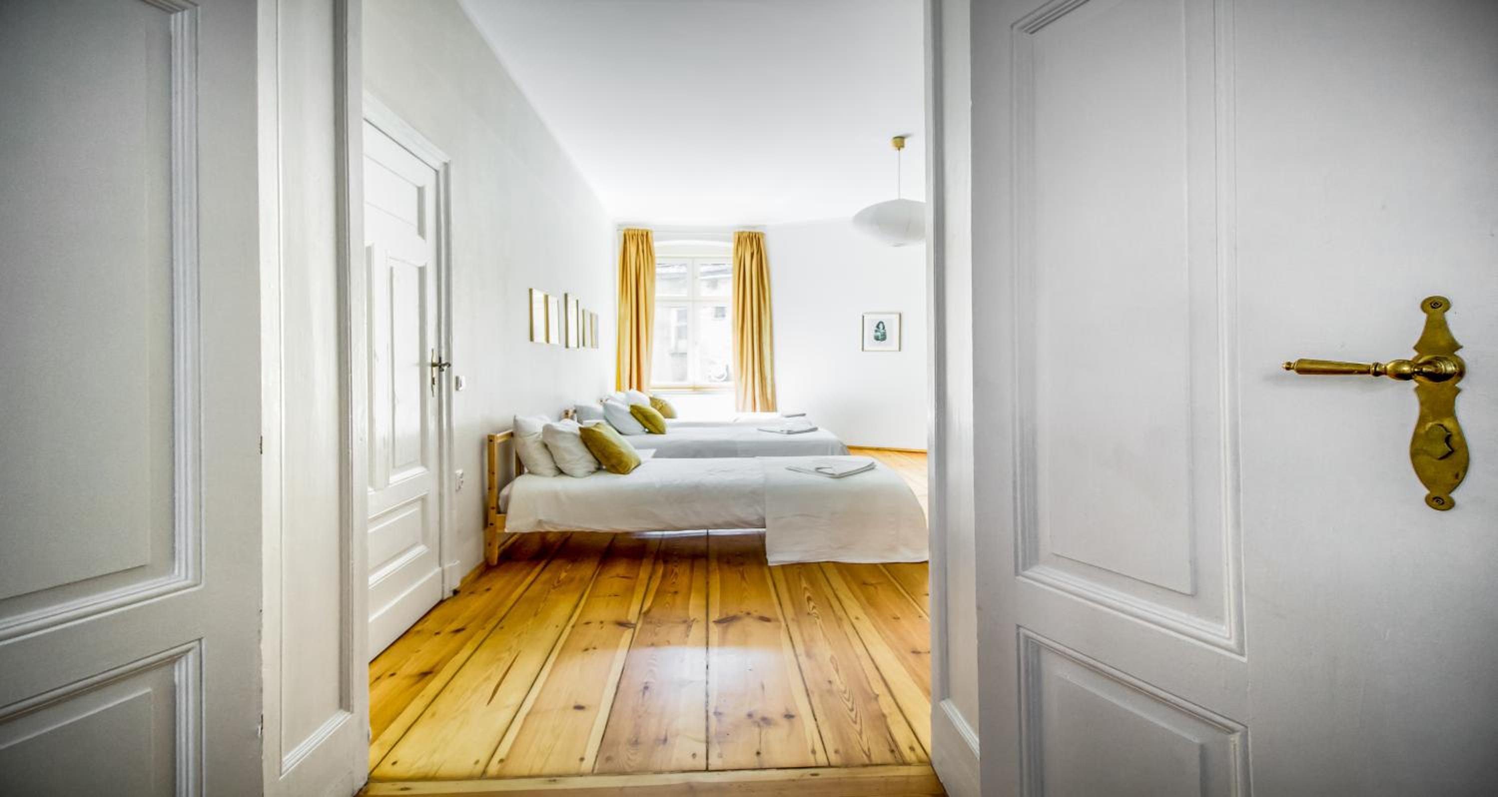 Glam Four-Bedroom Apartment with 2 Bathrooms  and Living Room  - Photo 23