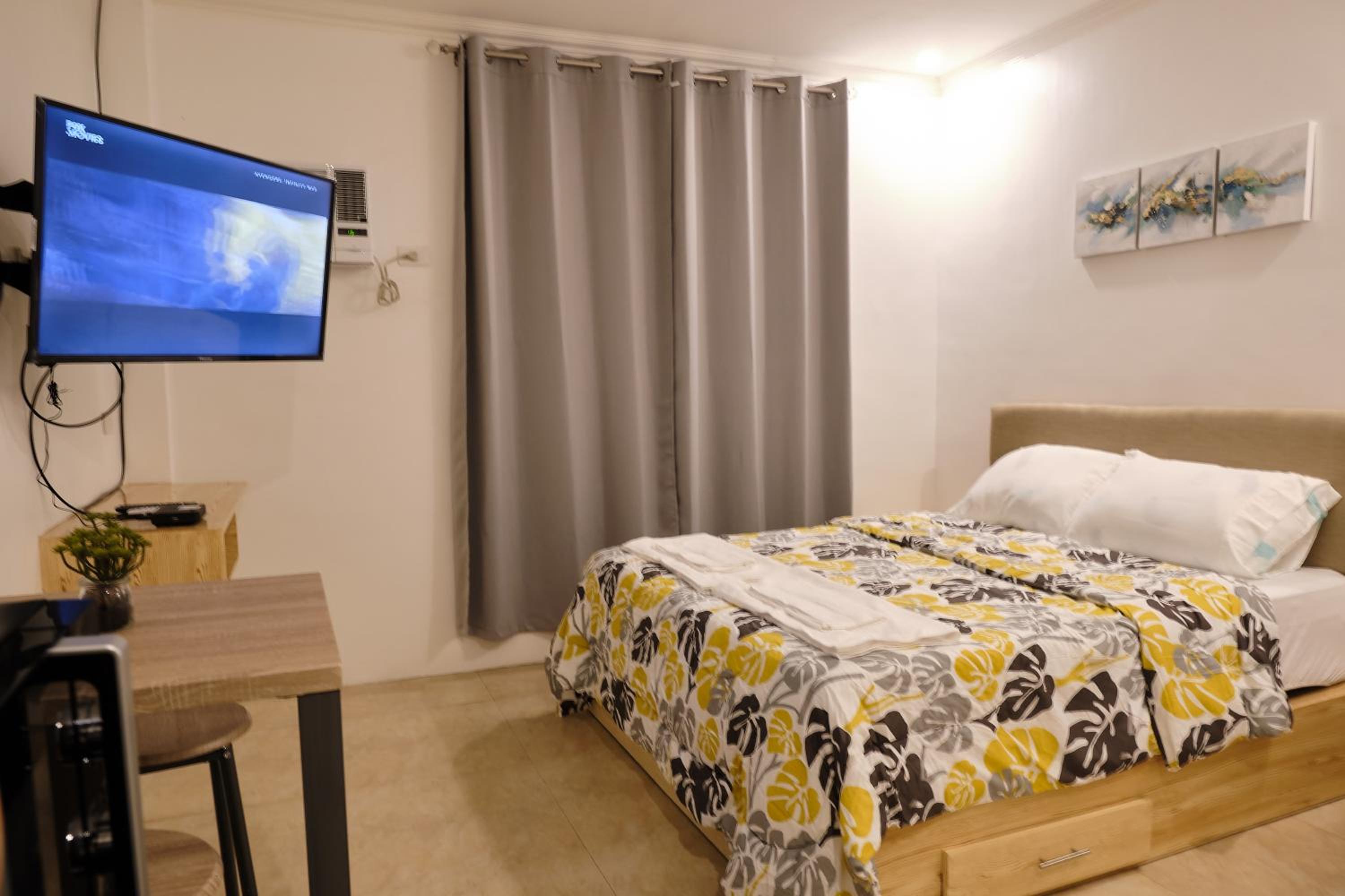Deluxe Queen Room - Photo 8