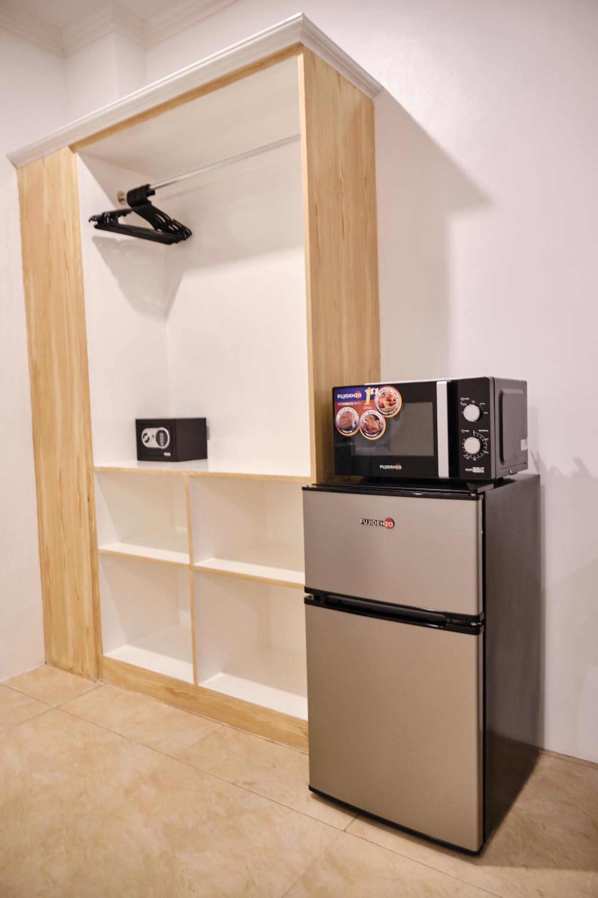 Deluxe Queen Room - Photo 11