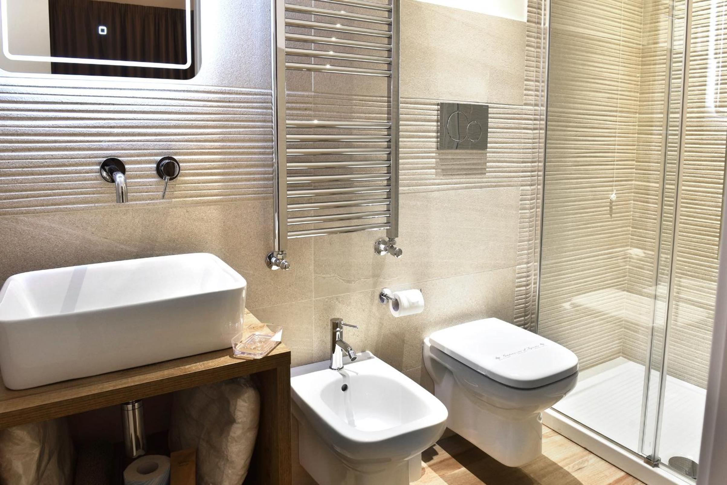 Standard King Room - Photo 7