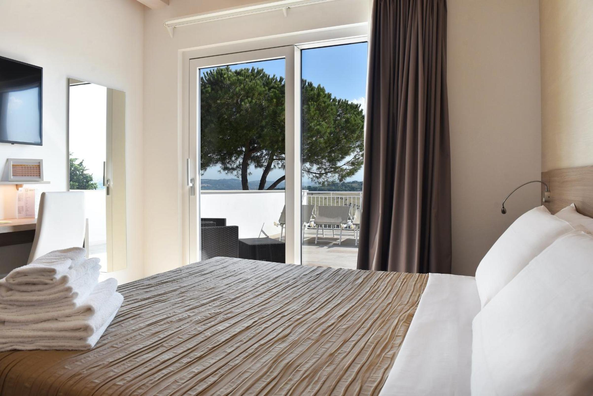 Twin Room with Terrace - Photo 3