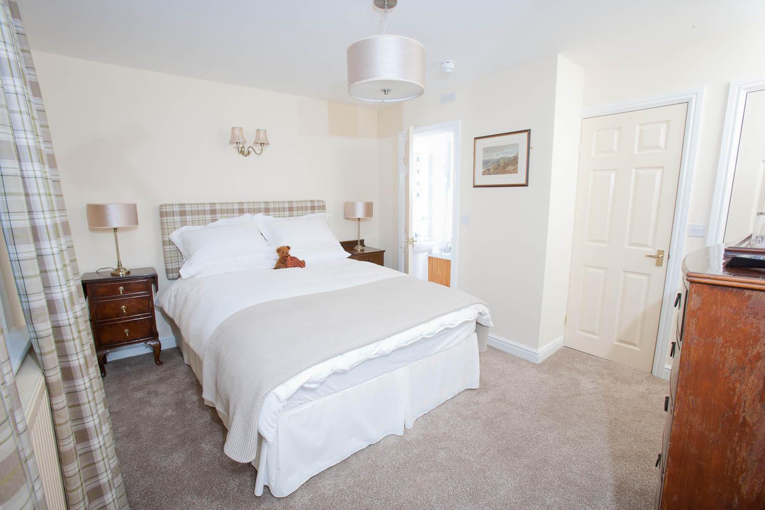Deluxe King Room - Photo 8