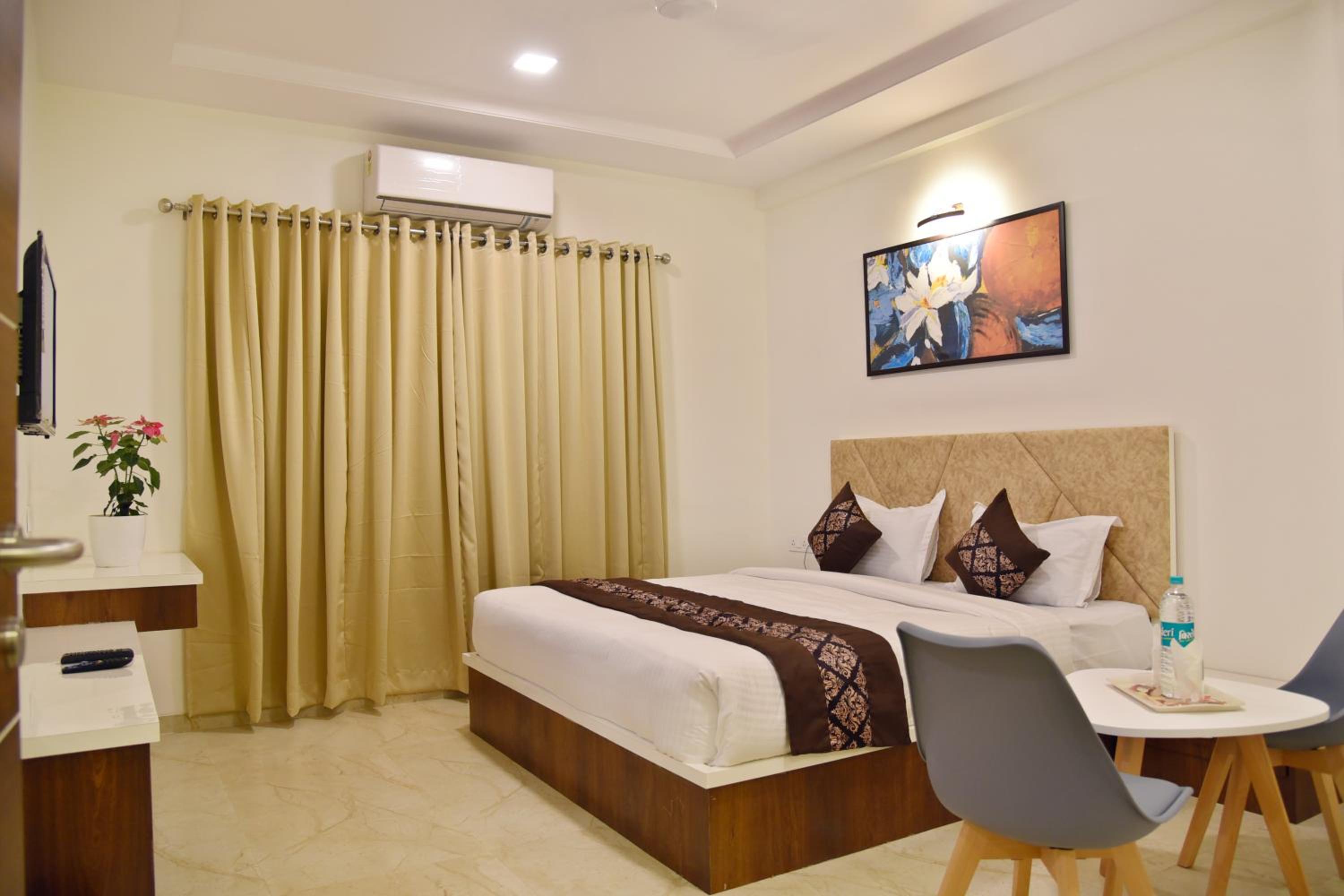 Deluxe King Room photo 1