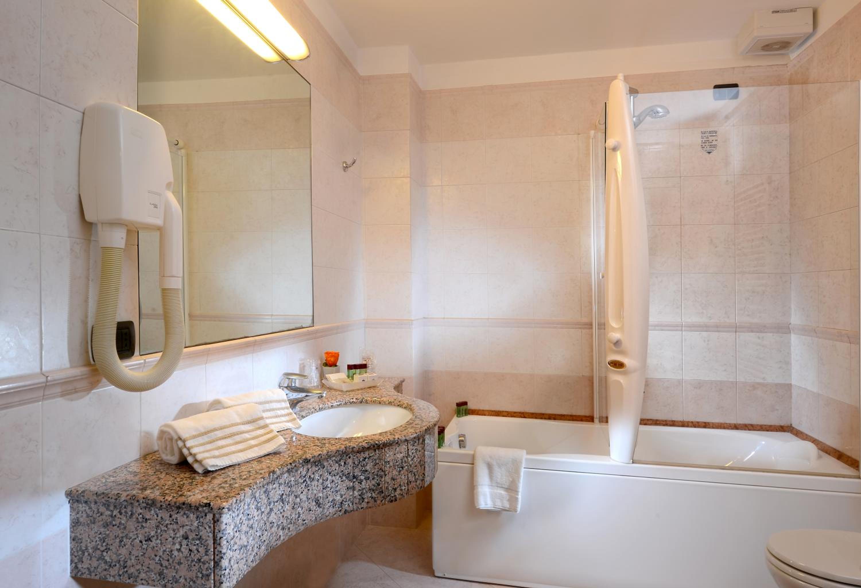 Standard Double Room - No Smoking - Photo 2