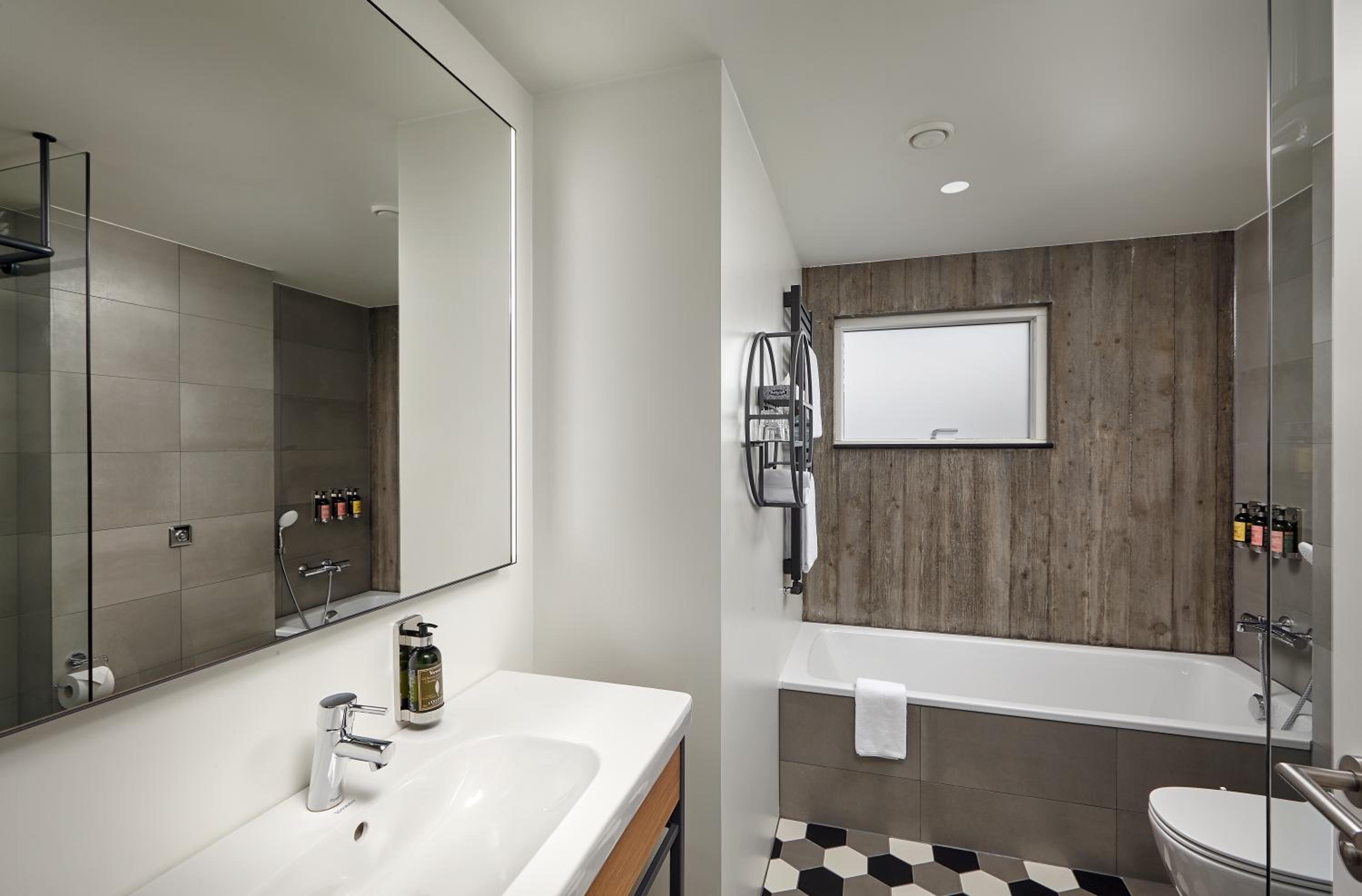 Superior King Room - Photo 5