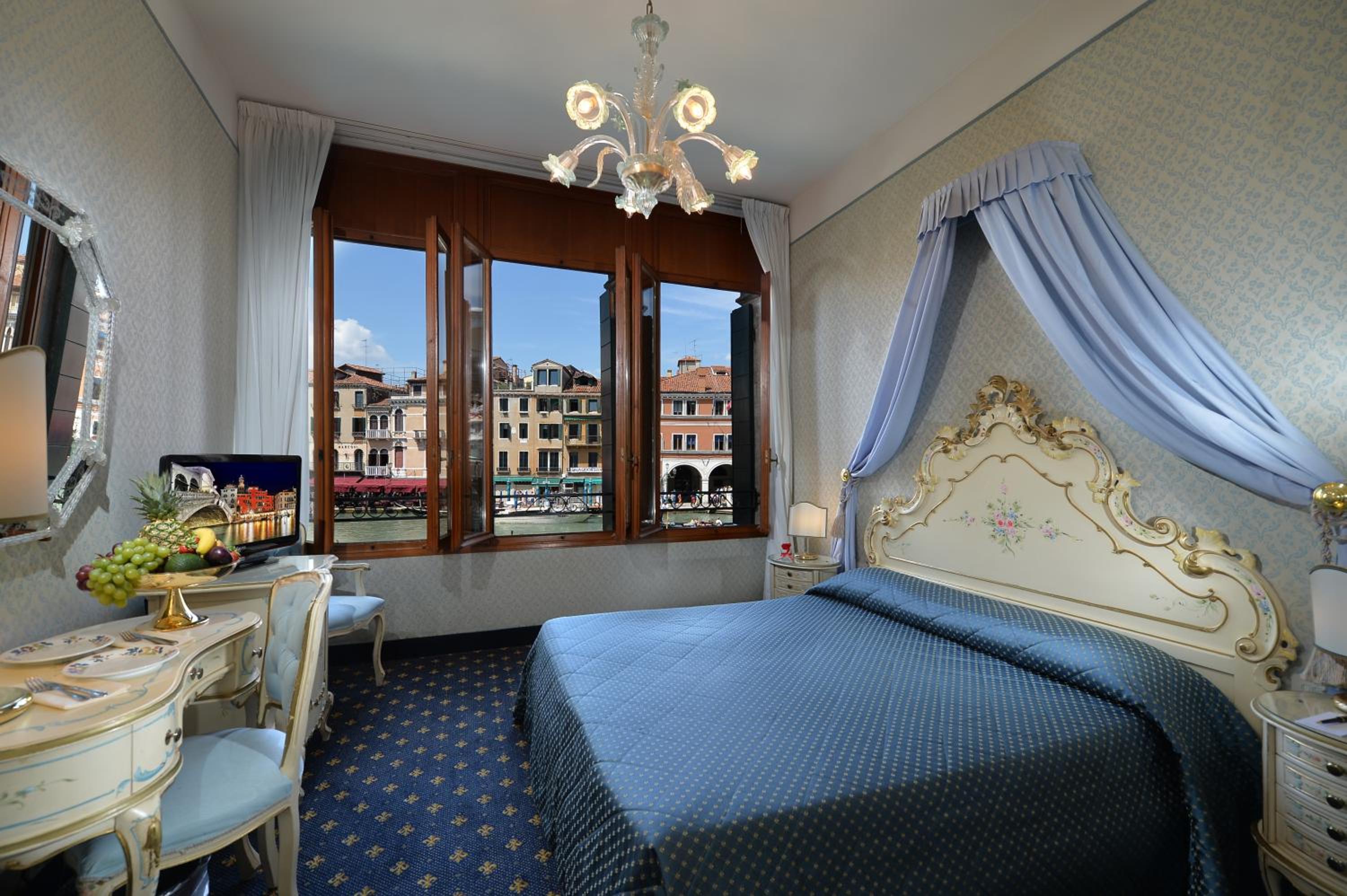 Double Room with Grand Canal View - no smoking