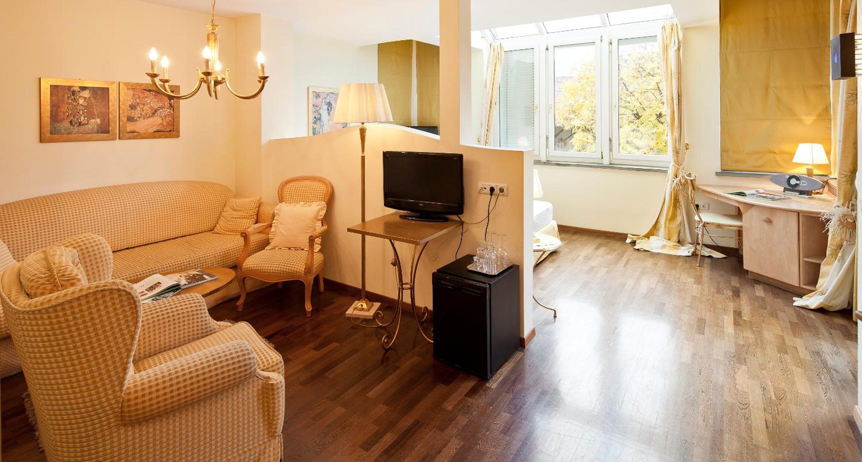 Superior Suite - Photo 5