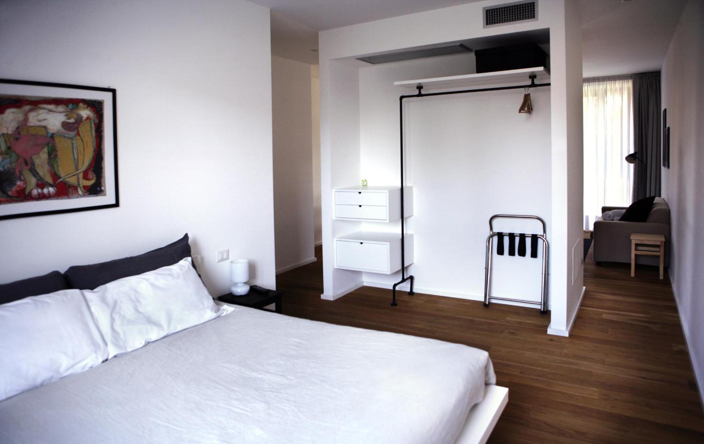 One-Bedroom Apartment photo 2