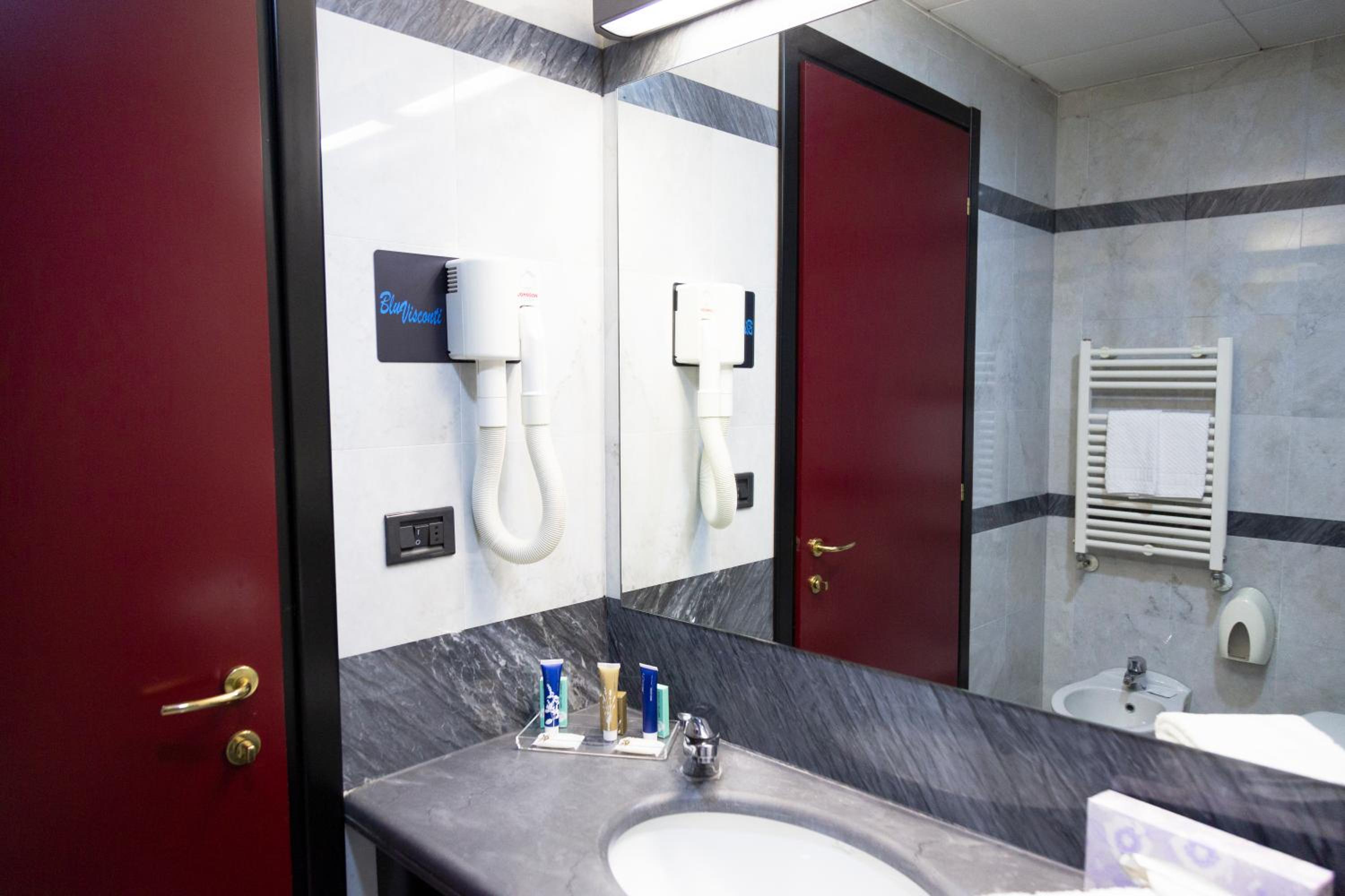 Twin Room - Photo 11