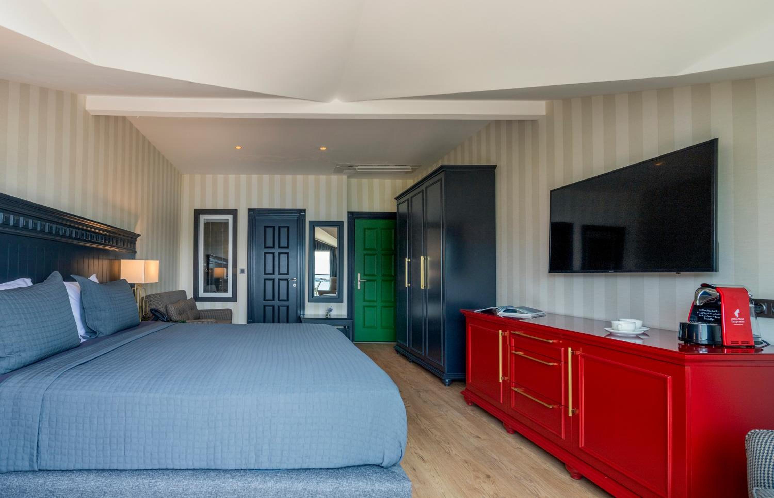 Deluxe Room with Sea and Marina View - Photo 13