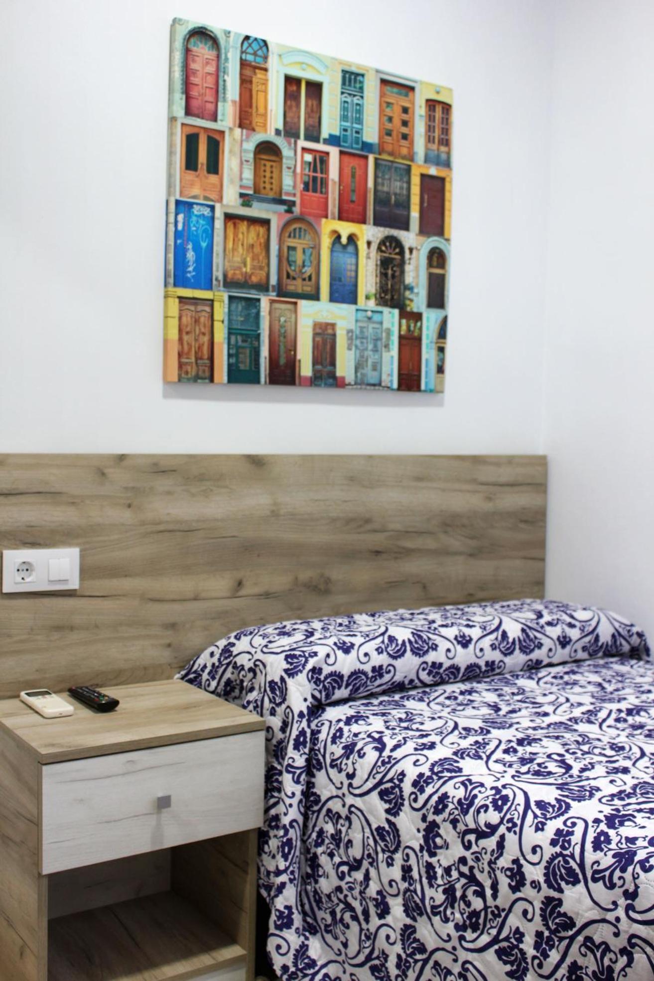 Single Room with Private Bathroom photo 2