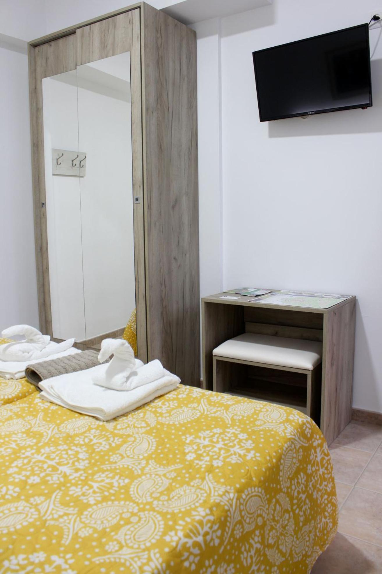 Double or Twin Room with Private Bathroom photo 2