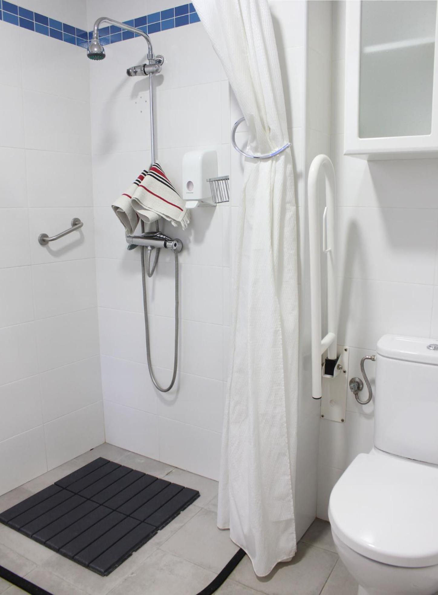Double or Twin Room with Private Bathroom photo 3