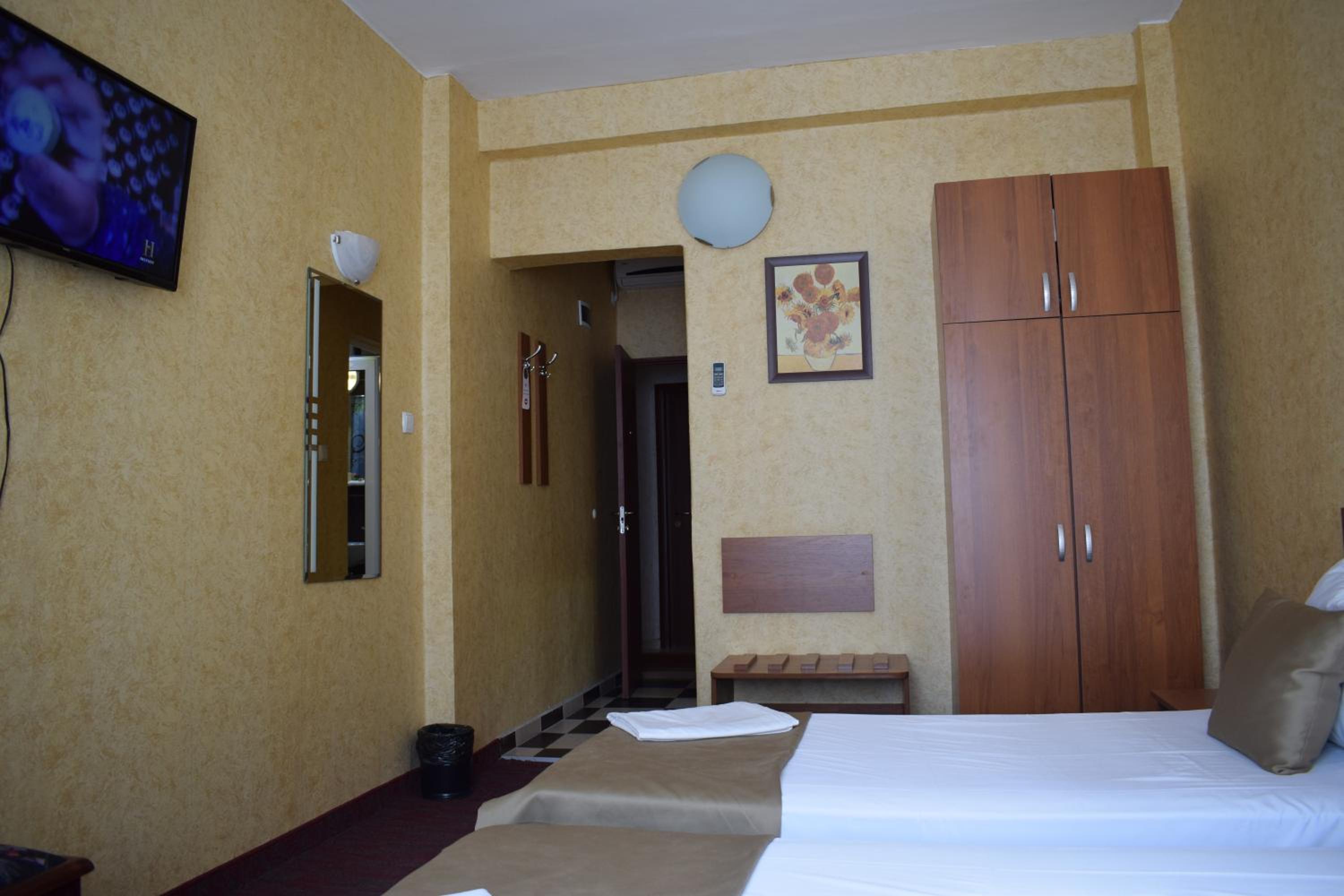 Family Double or Twin Room - Photo 9