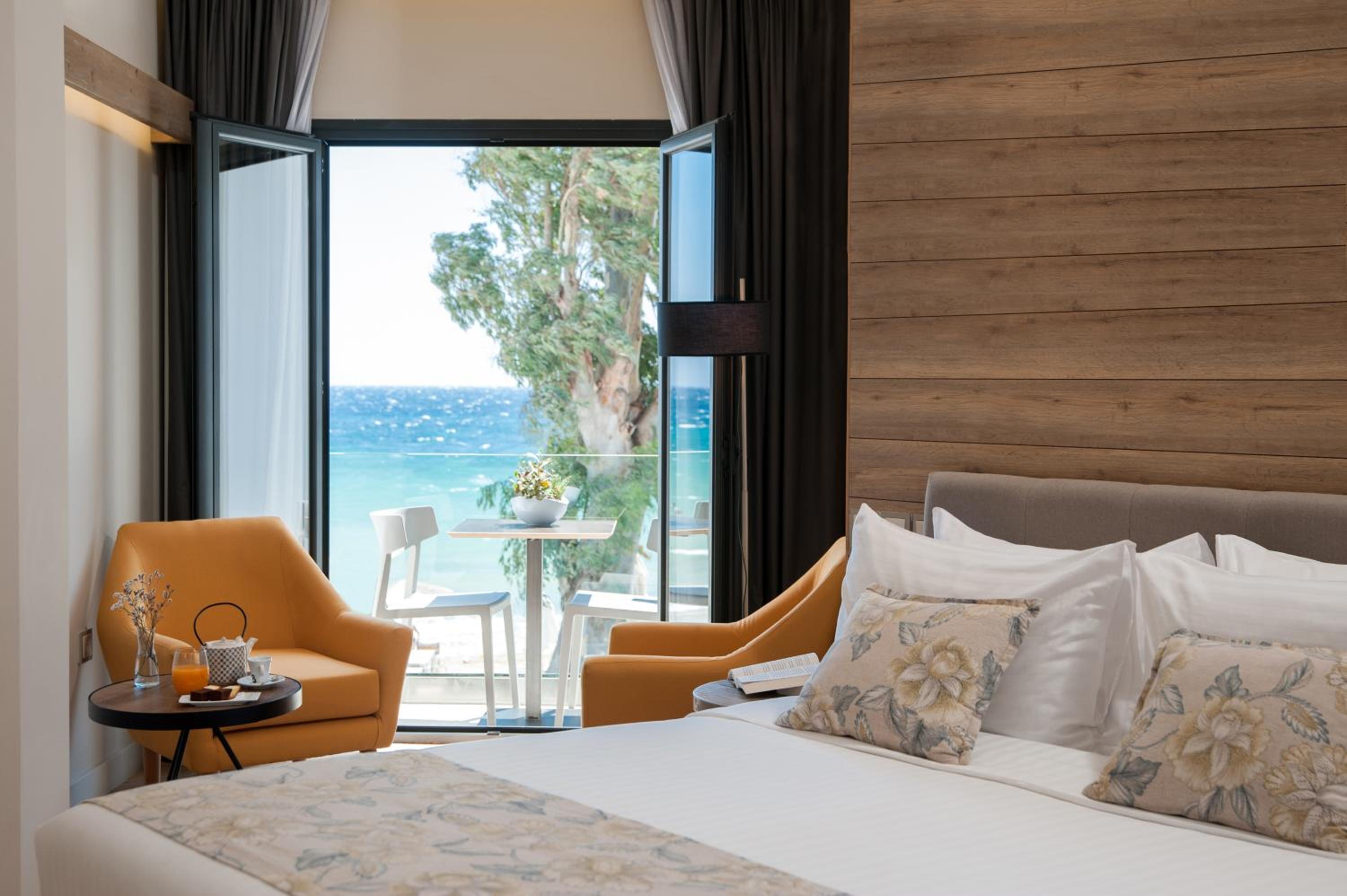 Double or Twin Room with Sea View - Photo 8