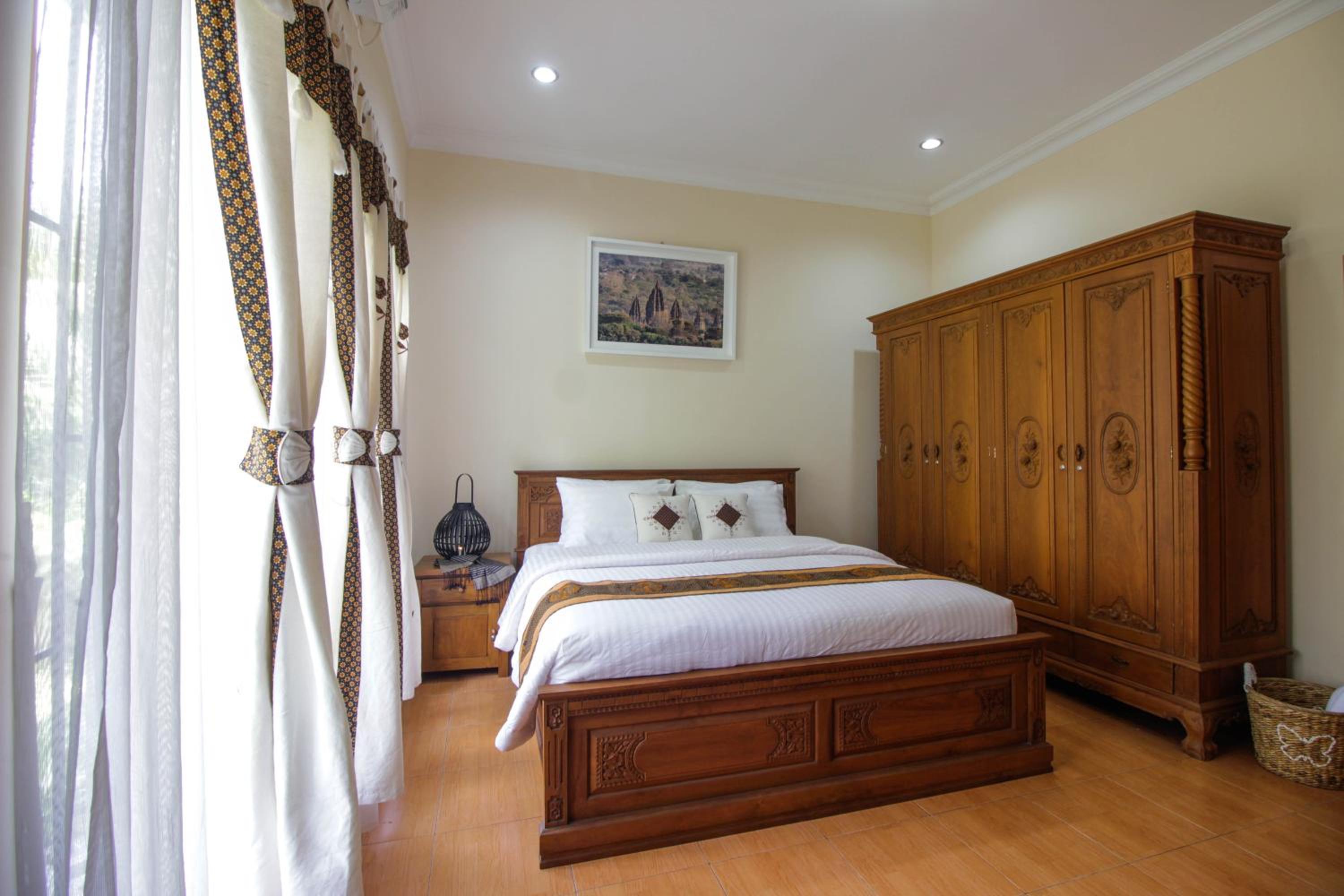 Three-Bedroom House - Photo 1
