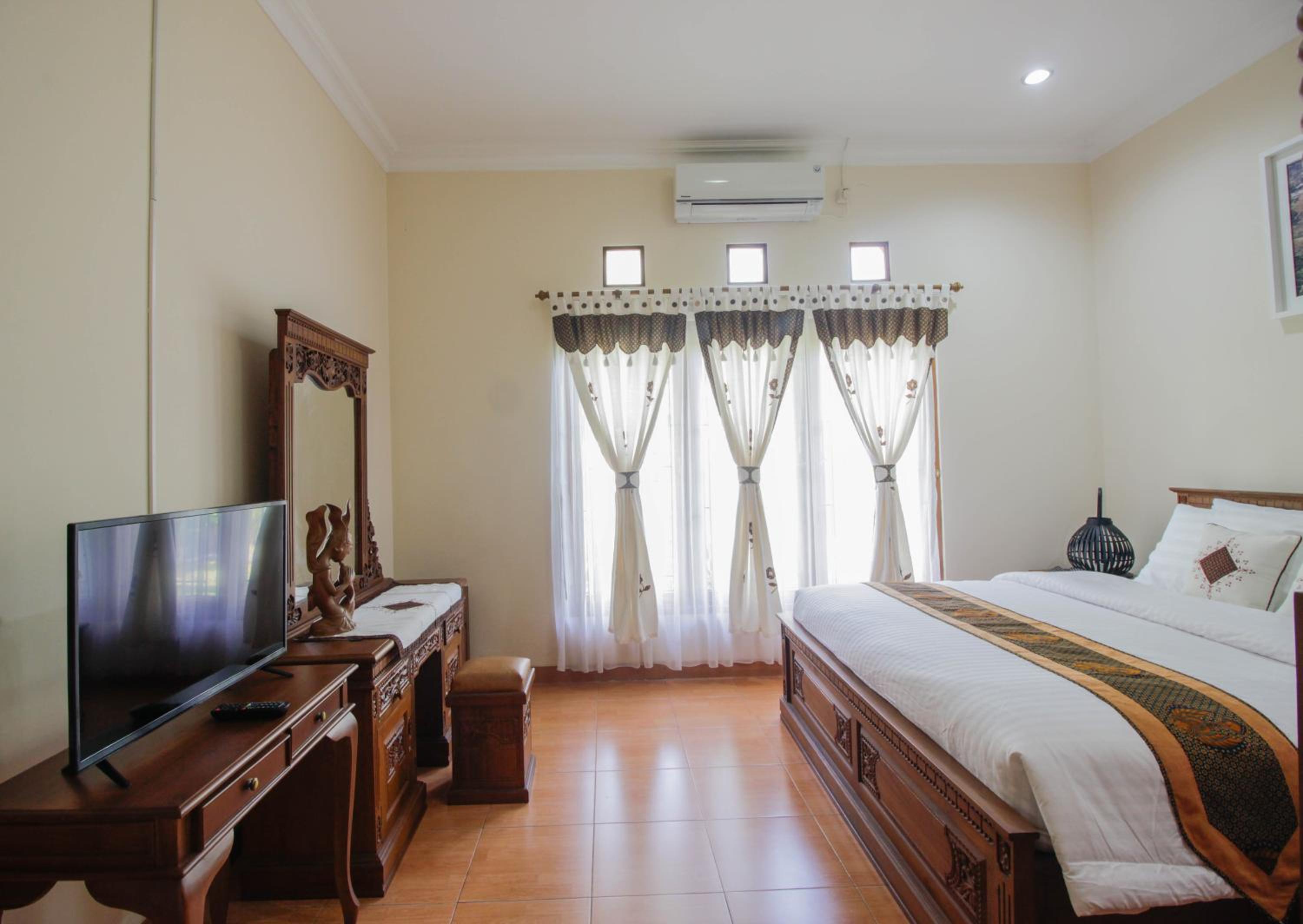 Three-Bedroom House - Photo 15